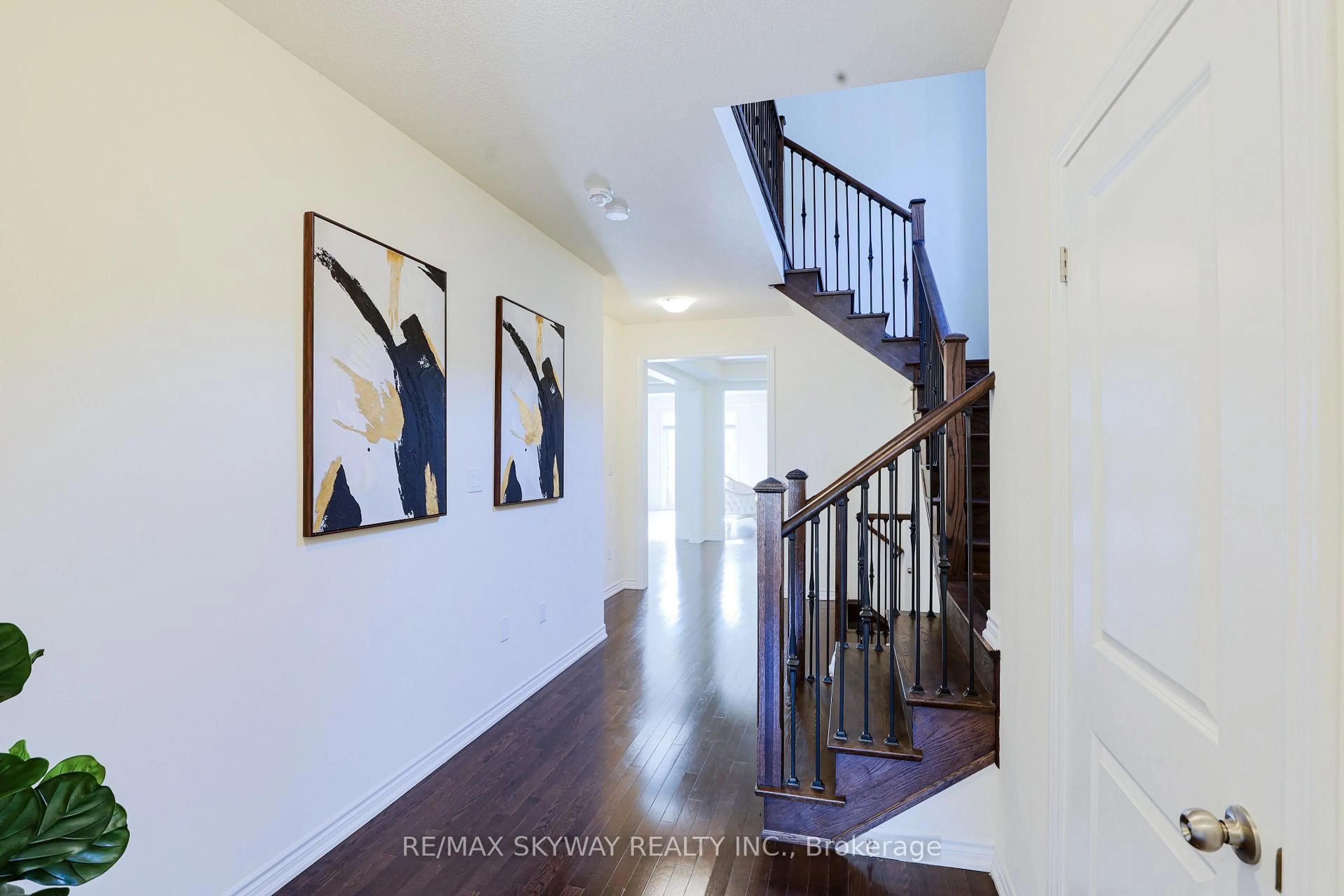 Indoor entryway for 379 Valleyway Dr, Brampton Ontario L6X 5S7