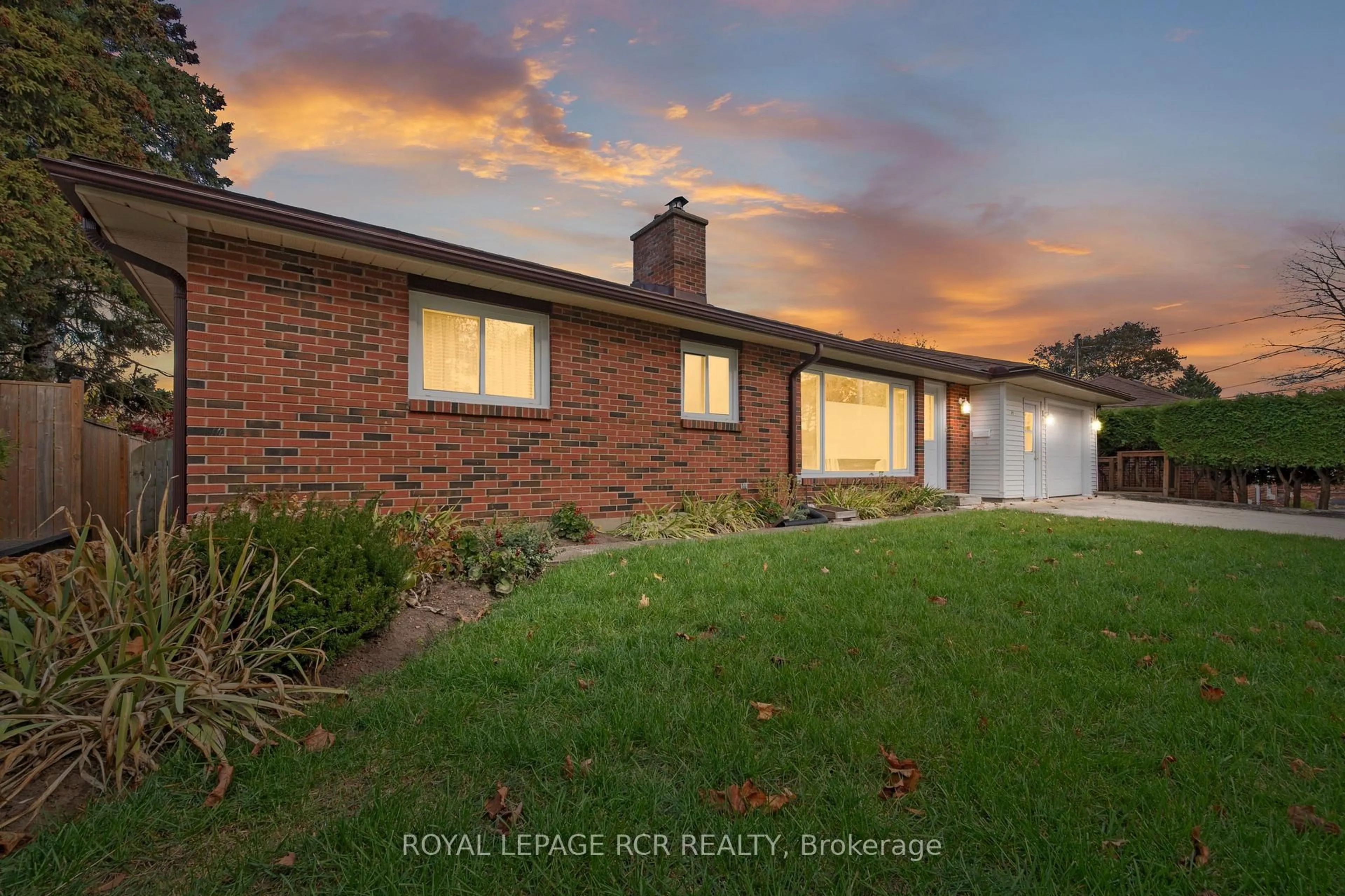 A pic from outside/outdoor area/front of a property/back of a property/a pic from drone, unknown for 37 Margaret St, Orangeville Ontario L9W 2N5