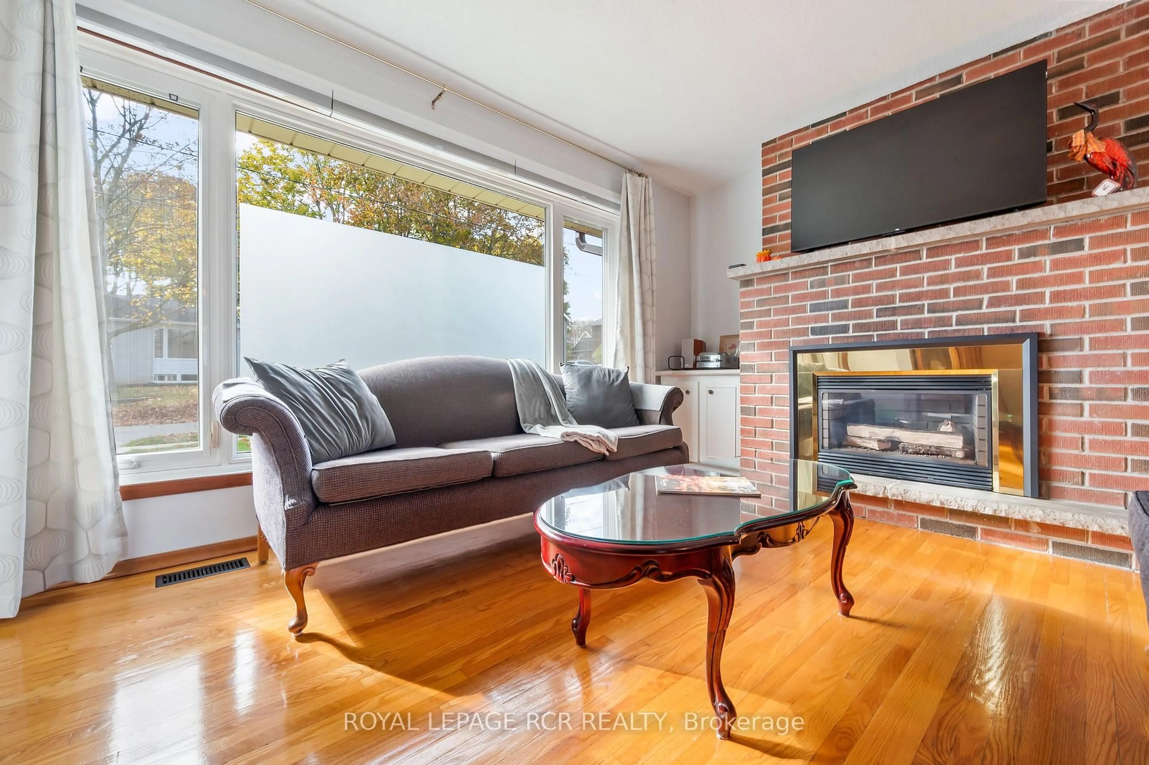 Living room with furniture, wood/laminate floor for 37 Margaret St, Orangeville Ontario L9W 2N5