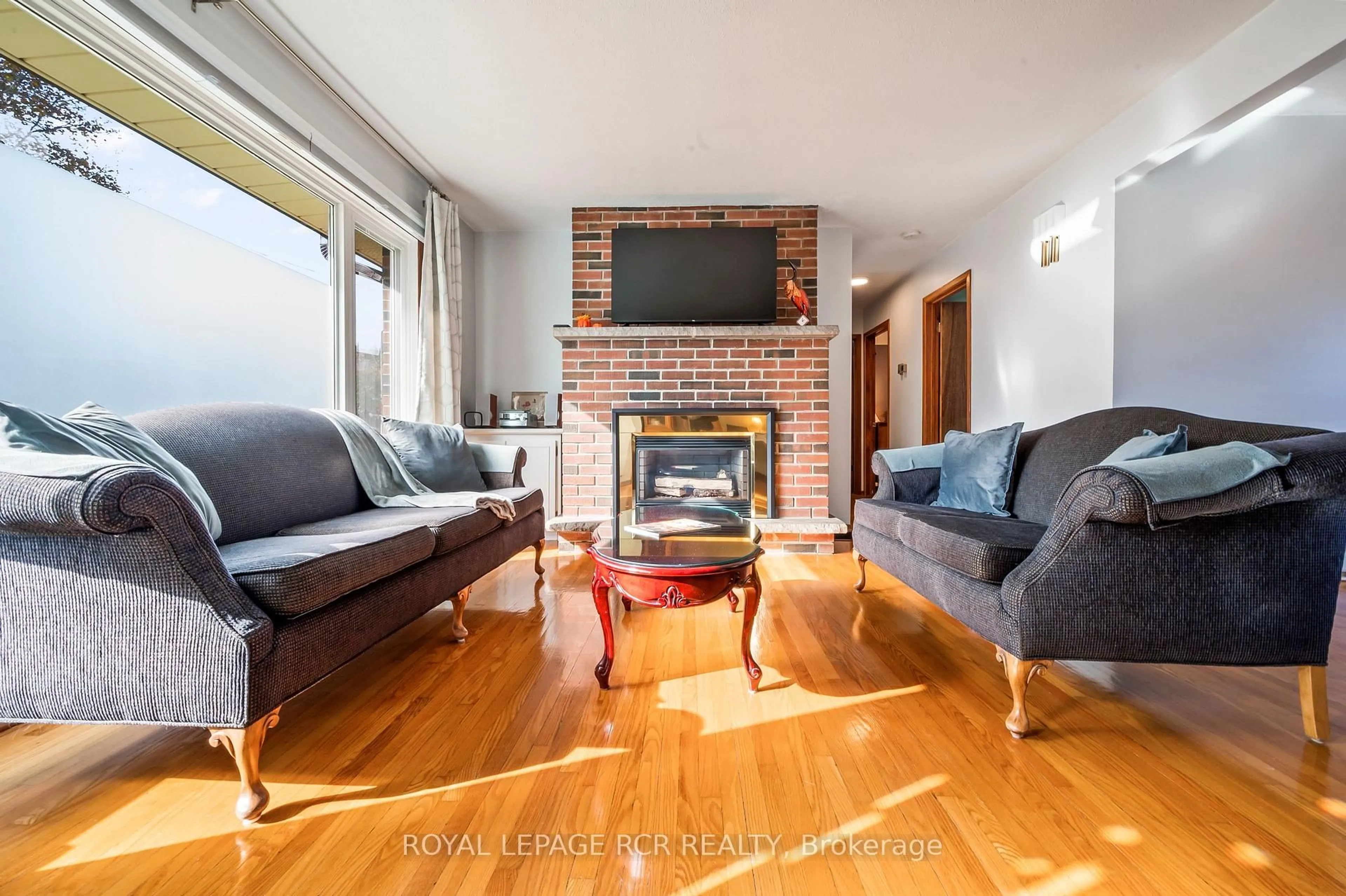 Living room with furniture, wood/laminate floor for 37 Margaret St, Orangeville Ontario L9W 2N5