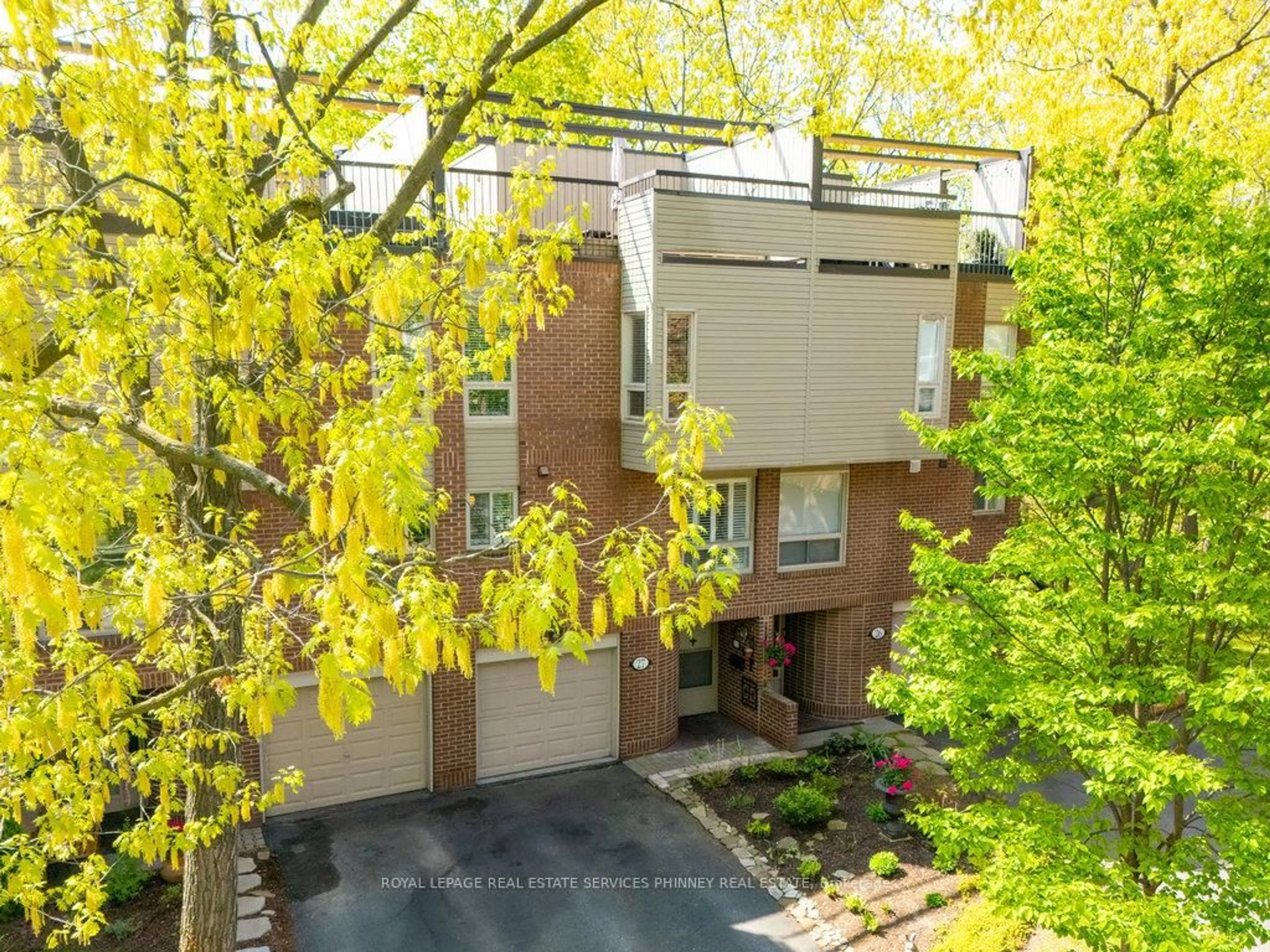 A pic from outside/outdoor area/front of a property/back of a property/a pic from drone, street for 1250 Marlborough Crt #27, Oakville Ontario L6H 2W7