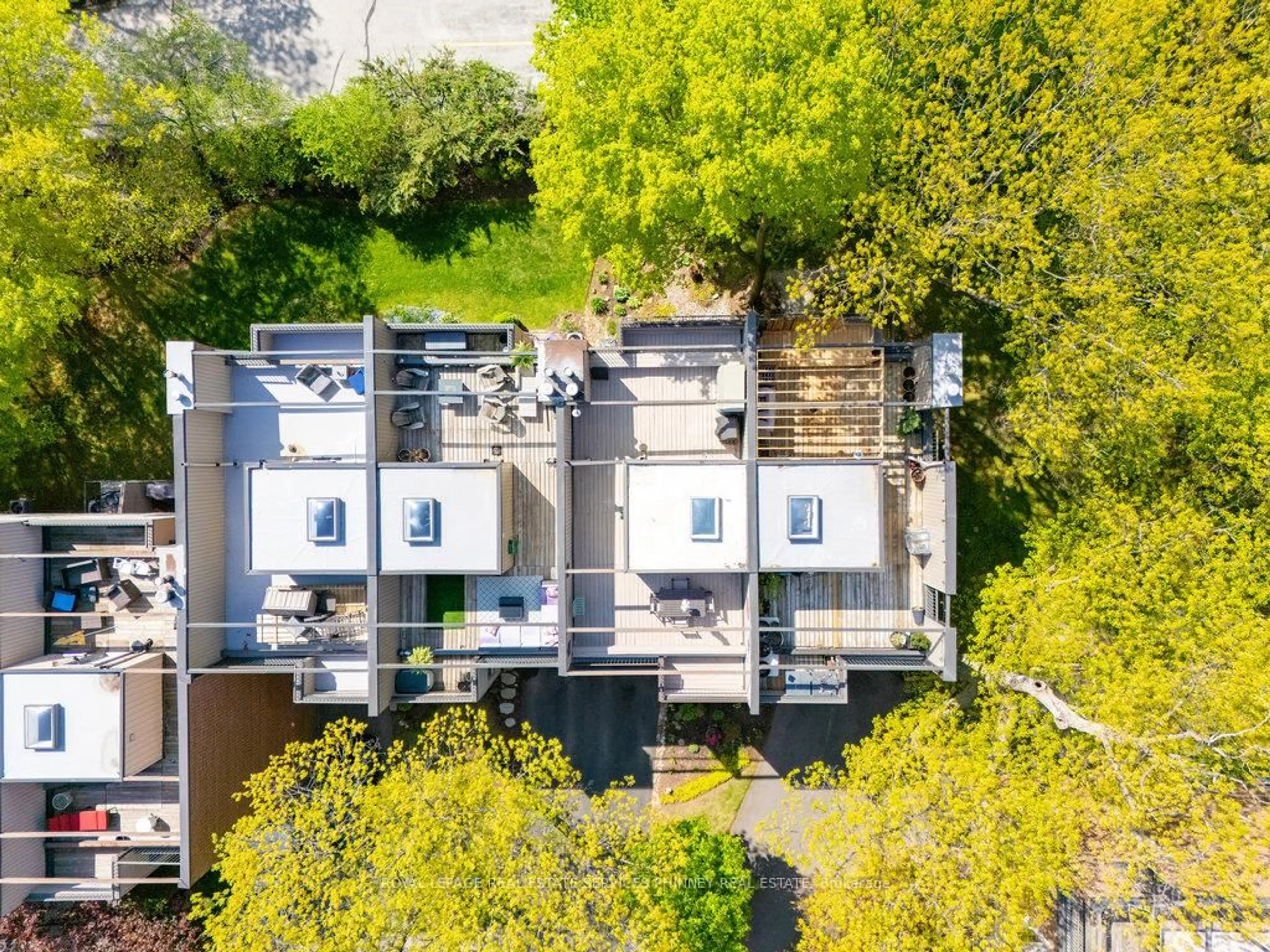 A pic from outside/outdoor area/front of a property/back of a property/a pic from drone, unknown for 1250 Marlborough Crt #27, Oakville Ontario L6H 2W7