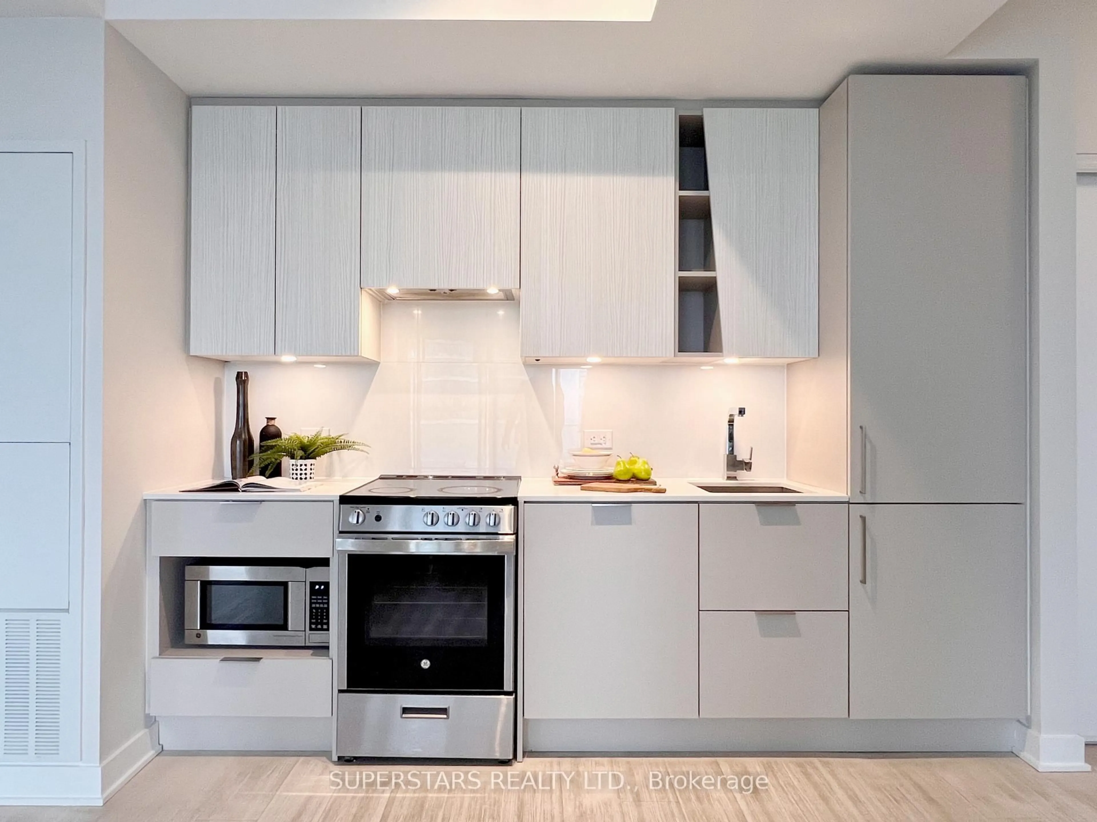 Contemporary kitchen, unknown for 3900 Confederation Pkwy #2306, Mississauga Ontario L5B 0M3