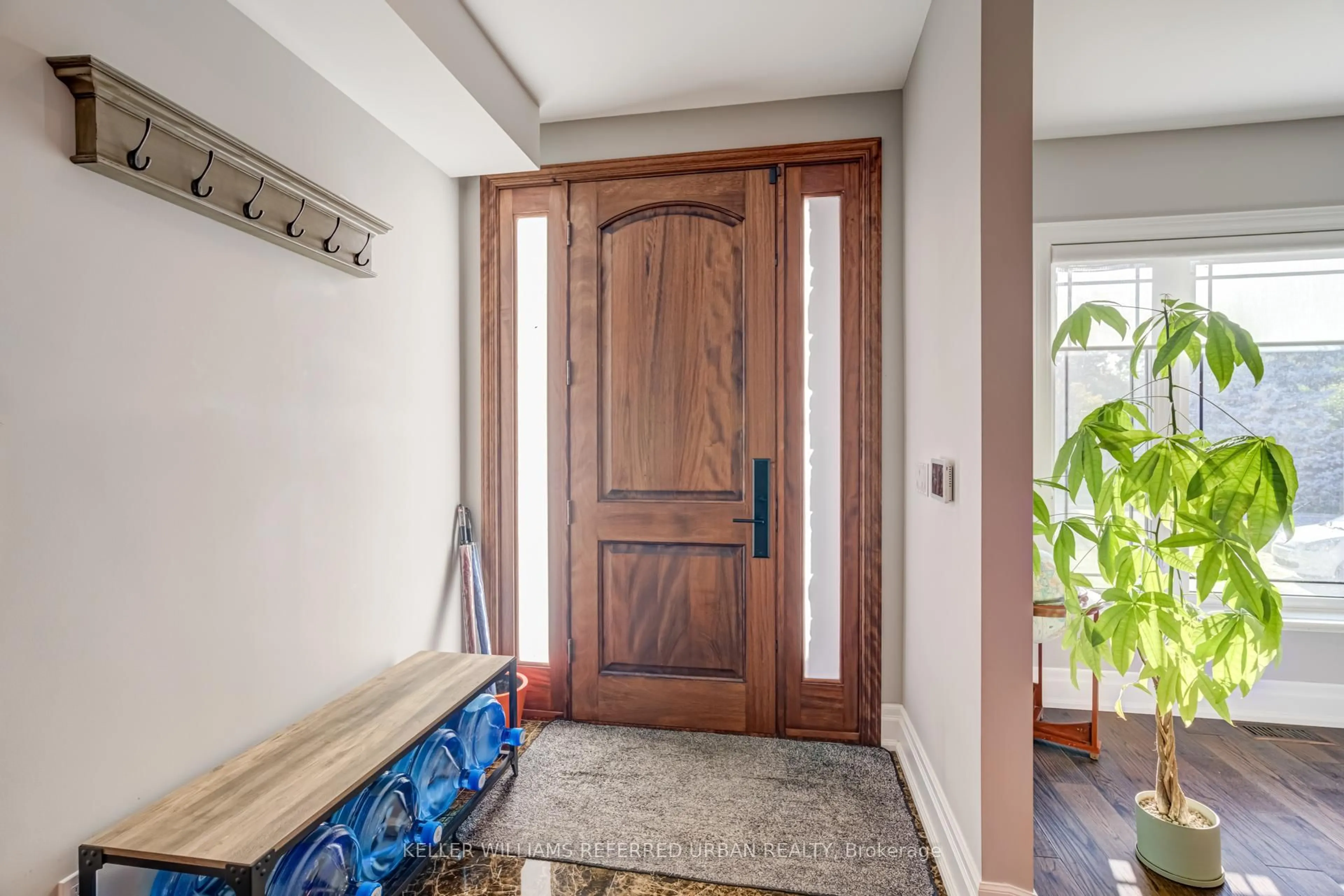 Indoor entryway for 1487 Myron Dr, Mississauga Ontario L5E 2N5