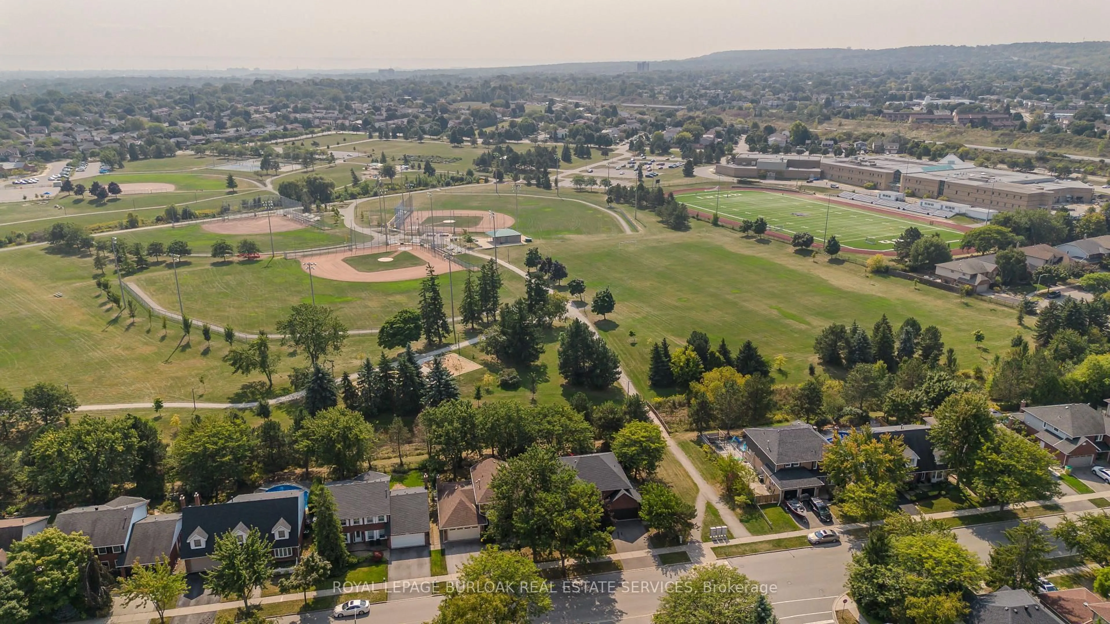 A pic from outside/outdoor area/front of a property/back of a property/a pic from drone, unknown for 3246 Folkway Dr, Burlington Ontario L7M 3J6