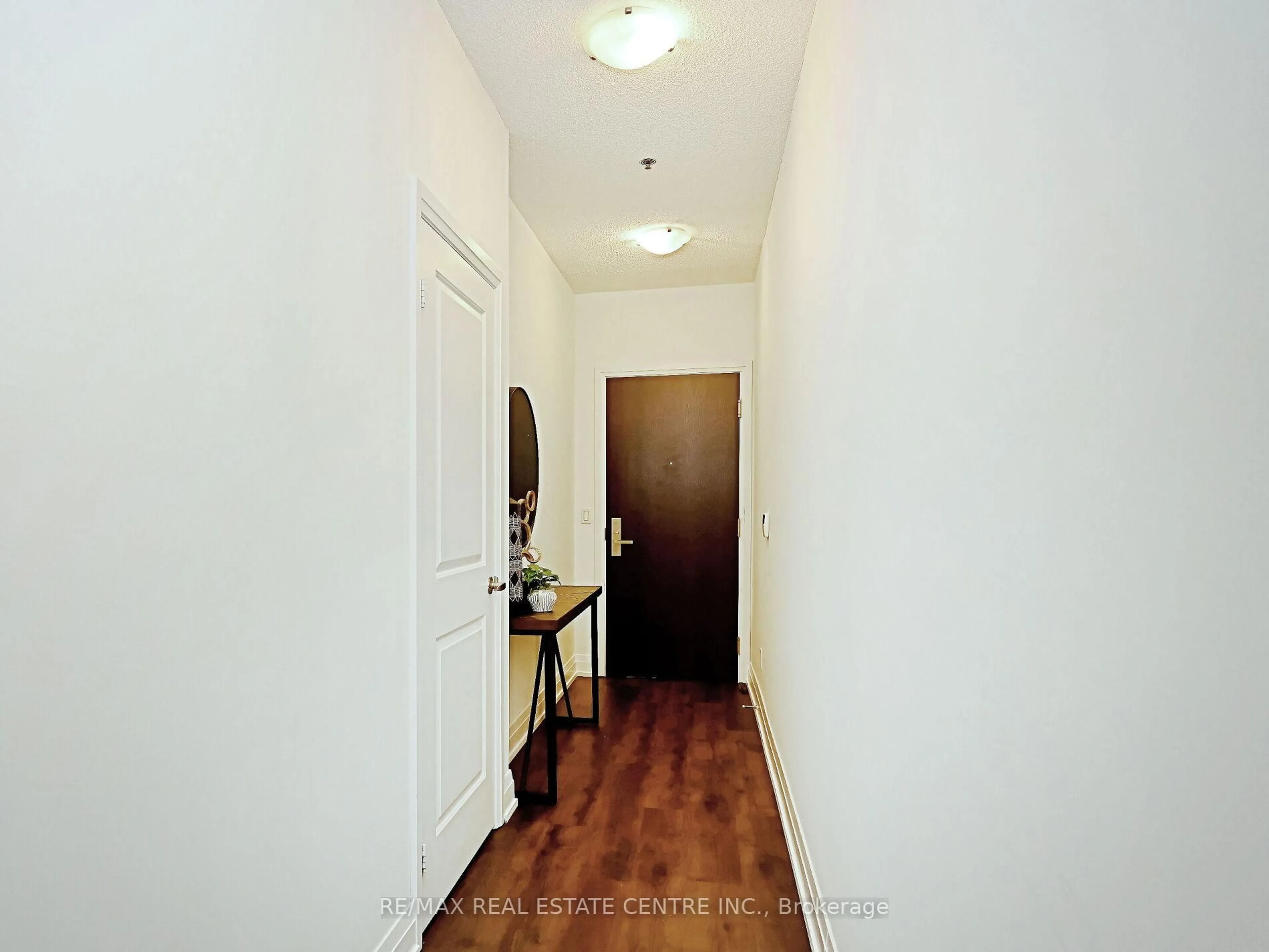 Indoor entryway for 65 Speers Rd #505, Oakville Ontario L6K 0J1