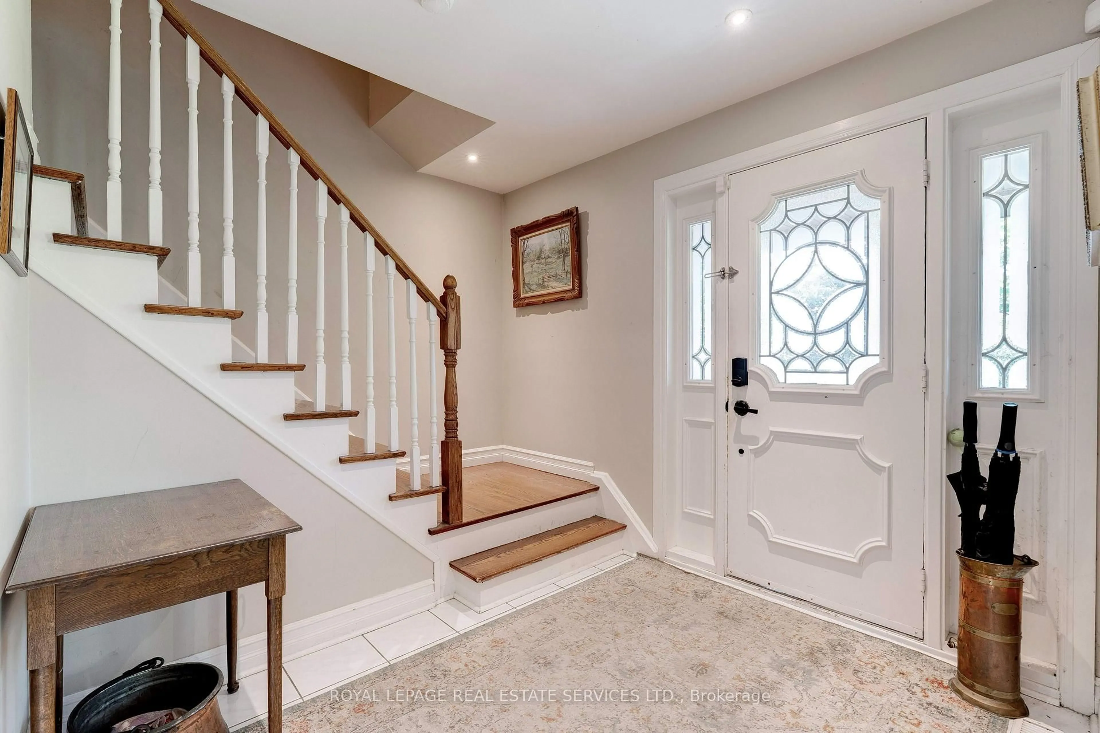 Indoor entryway for 297 Sunset Dr, Oakville Ontario L6L 3M5