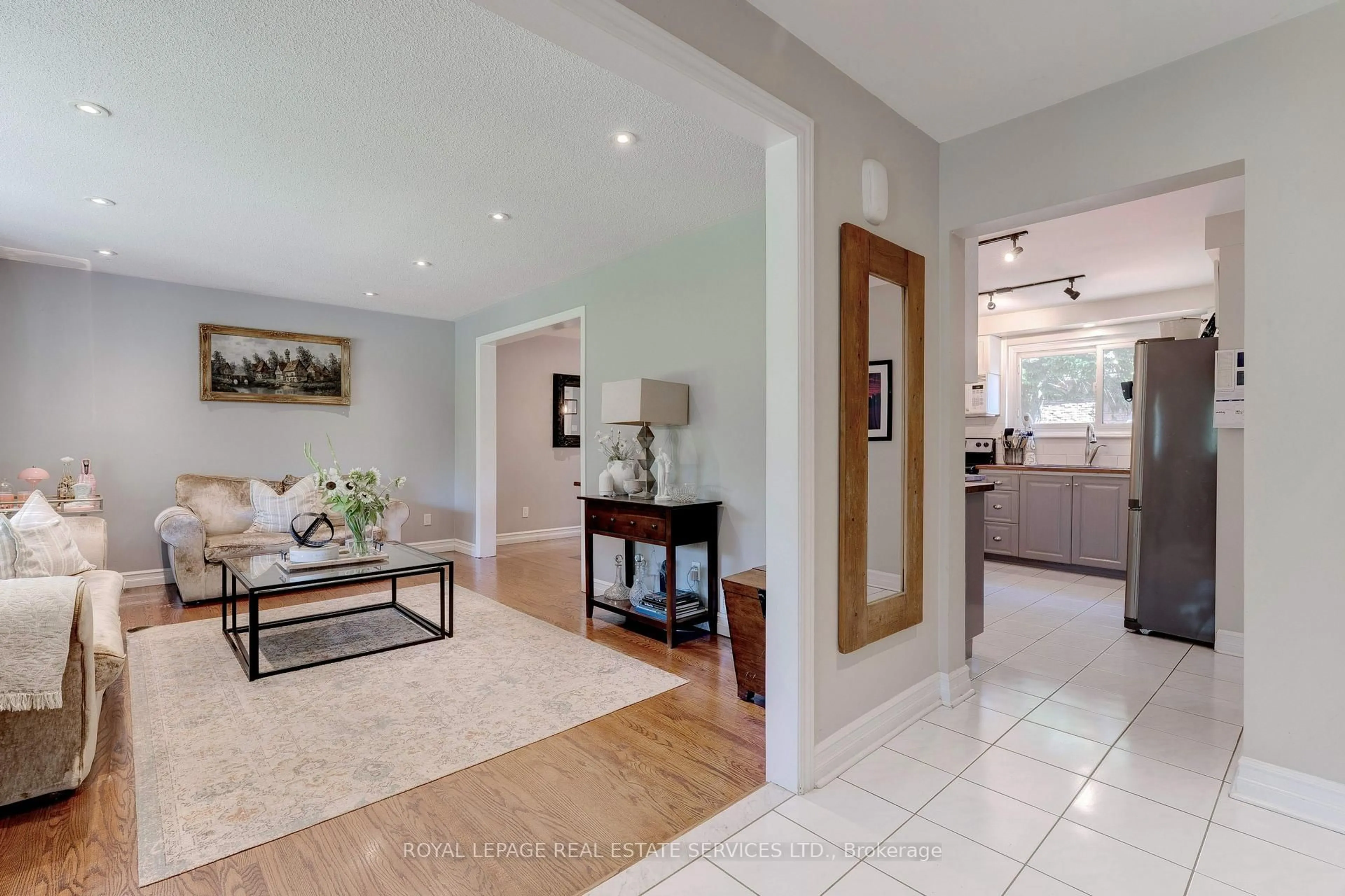 Indoor entryway for 297 Sunset Dr, Oakville Ontario L6L 3M5