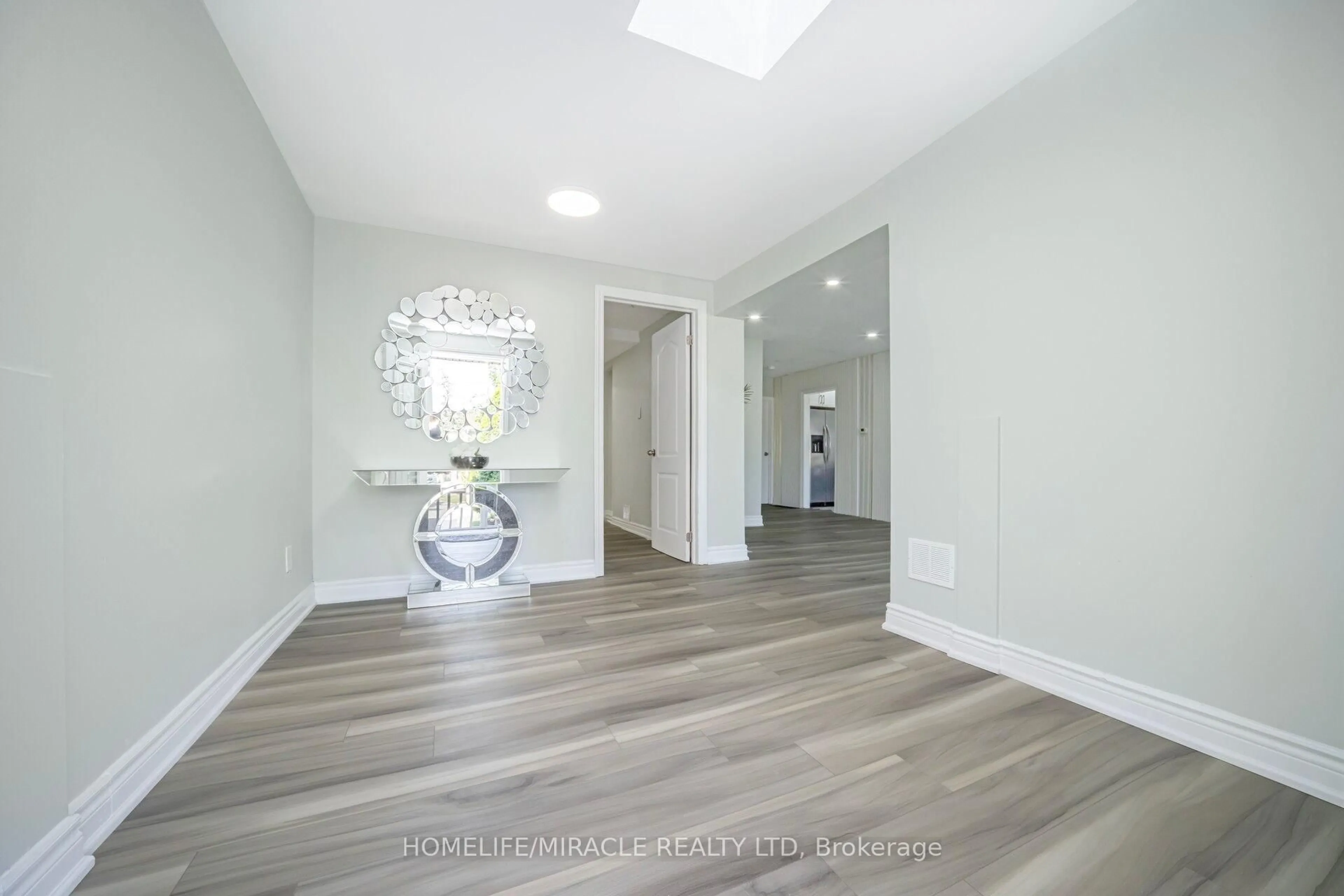 Indoor entryway for 3777 Woodruff Cres, Mississauga Ontario L4T 1T8
