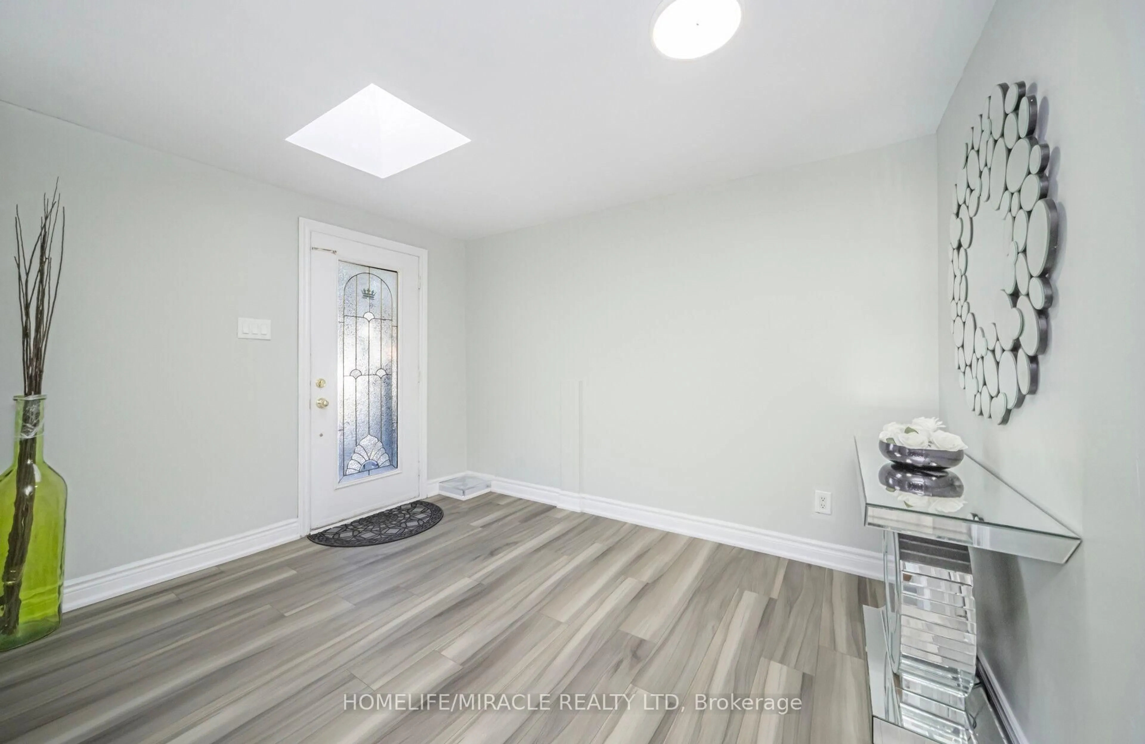 Indoor entryway for 3777 Woodruff Cres, Mississauga Ontario L4T 1T8