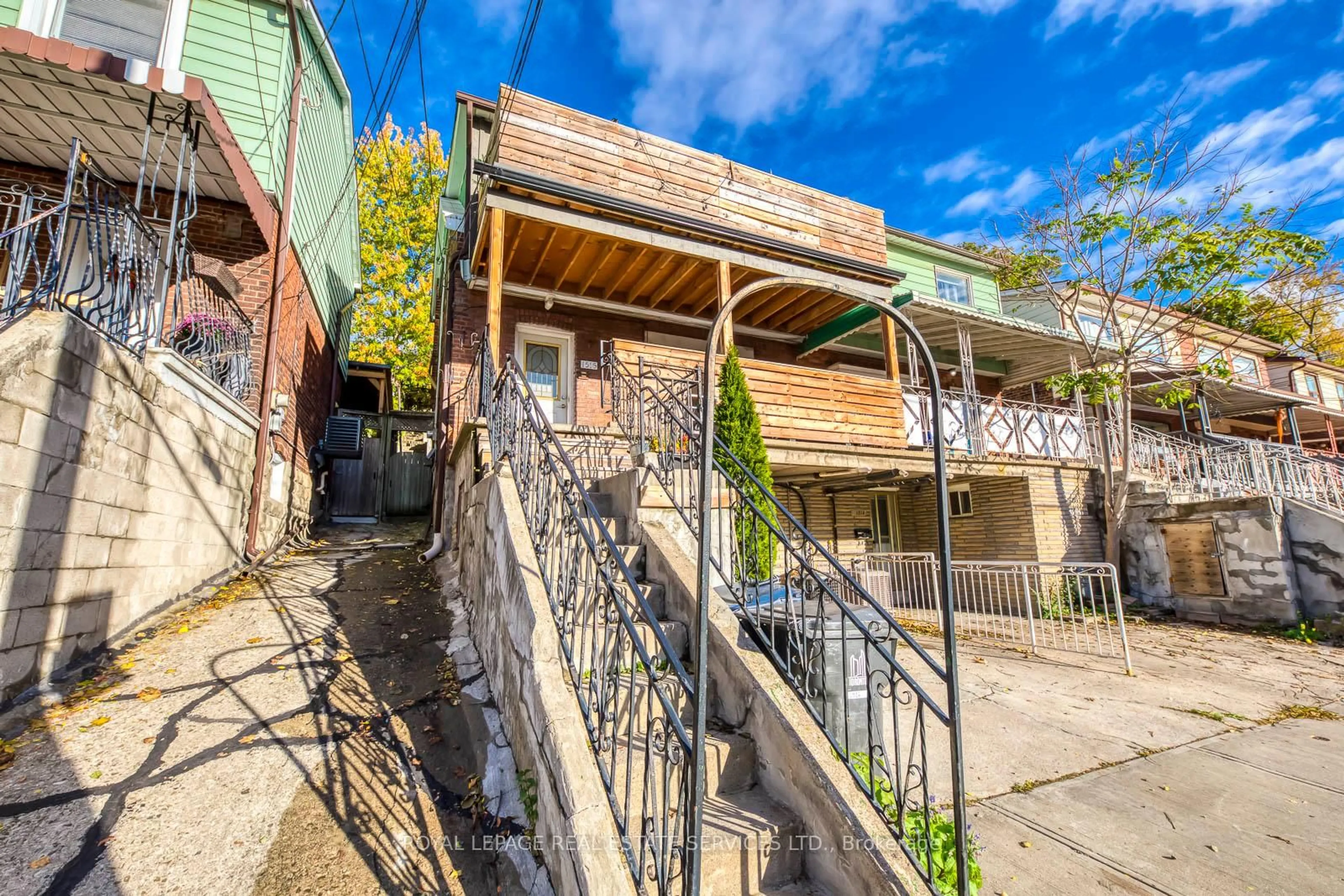 Patio, street for 1516 Davenport Rd, Toronto Ontario M6H 2H8