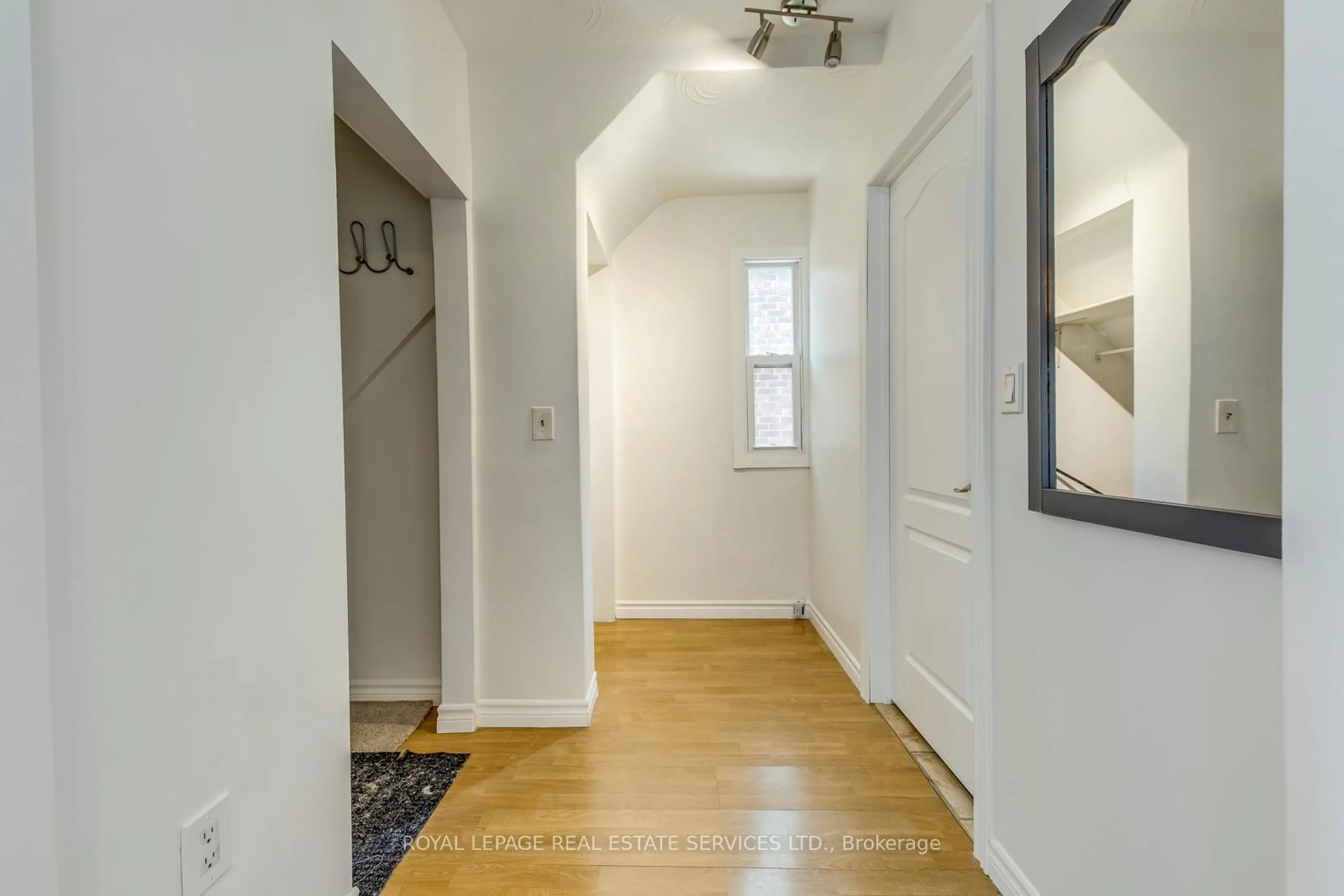 Indoor entryway for 1516 Davenport Rd, Toronto Ontario M6H 2H8