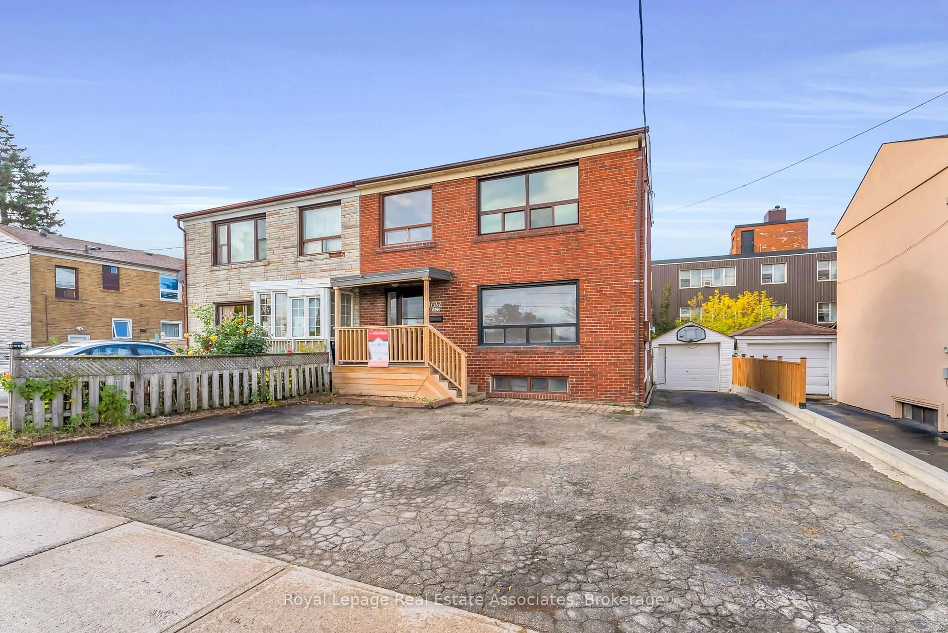 A pic from outside/outdoor area/front of a property/back of a property/a pic from drone, street for 3032 Keele St, Toronto Ontario M3M 2H4