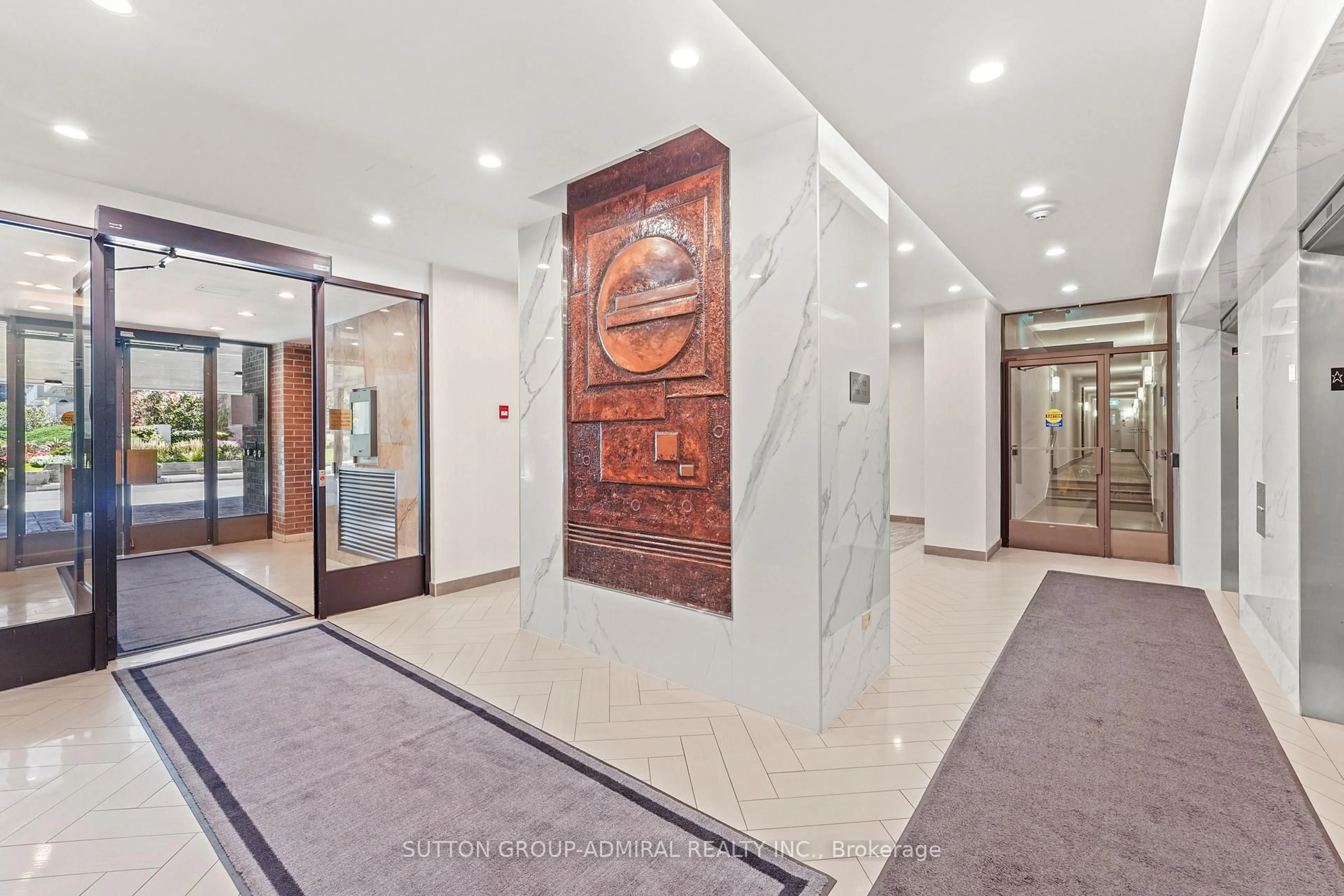 Indoor foyer for 270 Scarlett Rd #1001, Toronto Ontario M6N 4X7