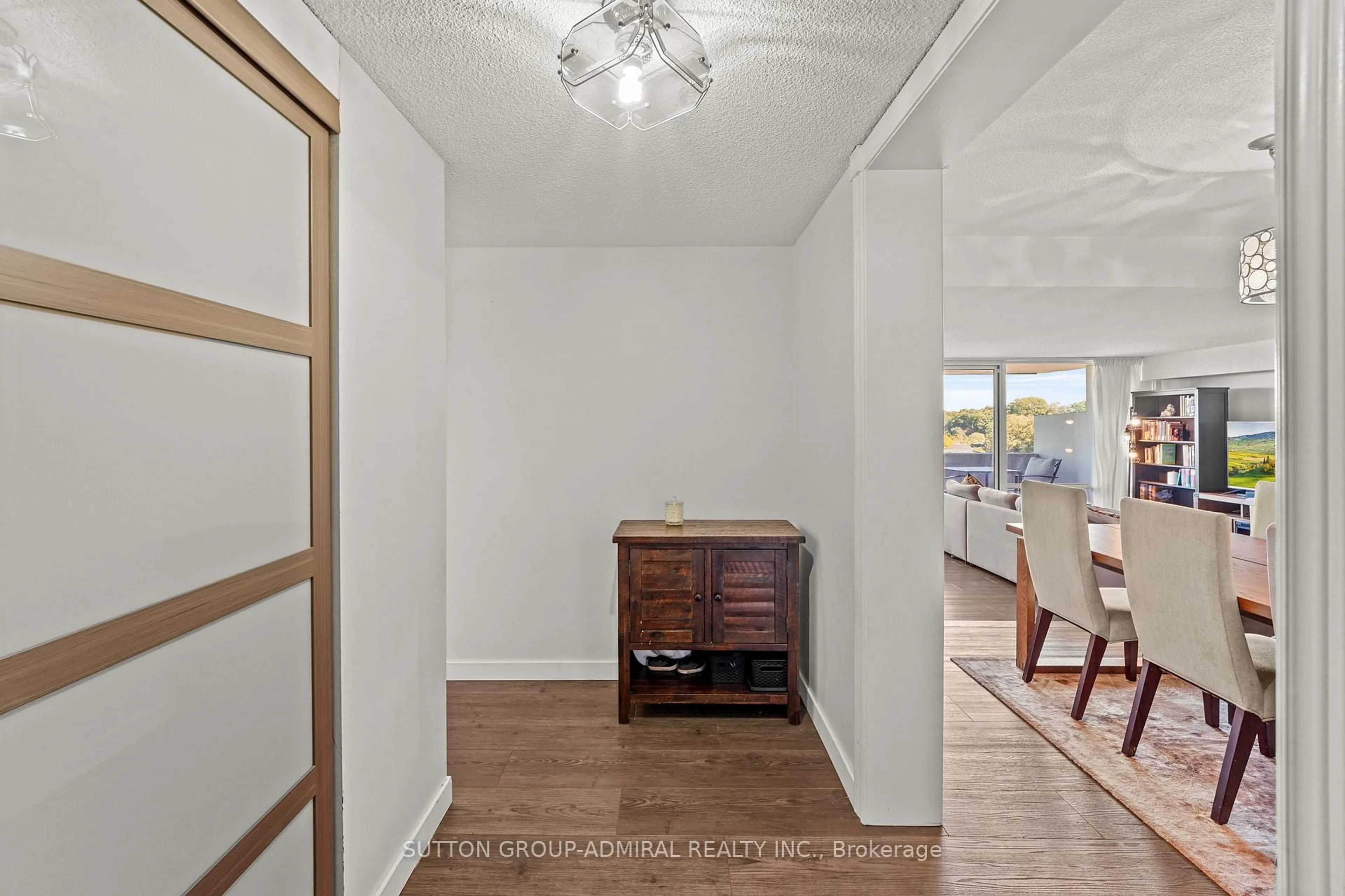 Indoor foyer for 270 Scarlett Rd #1001, Toronto Ontario M6N 4X7