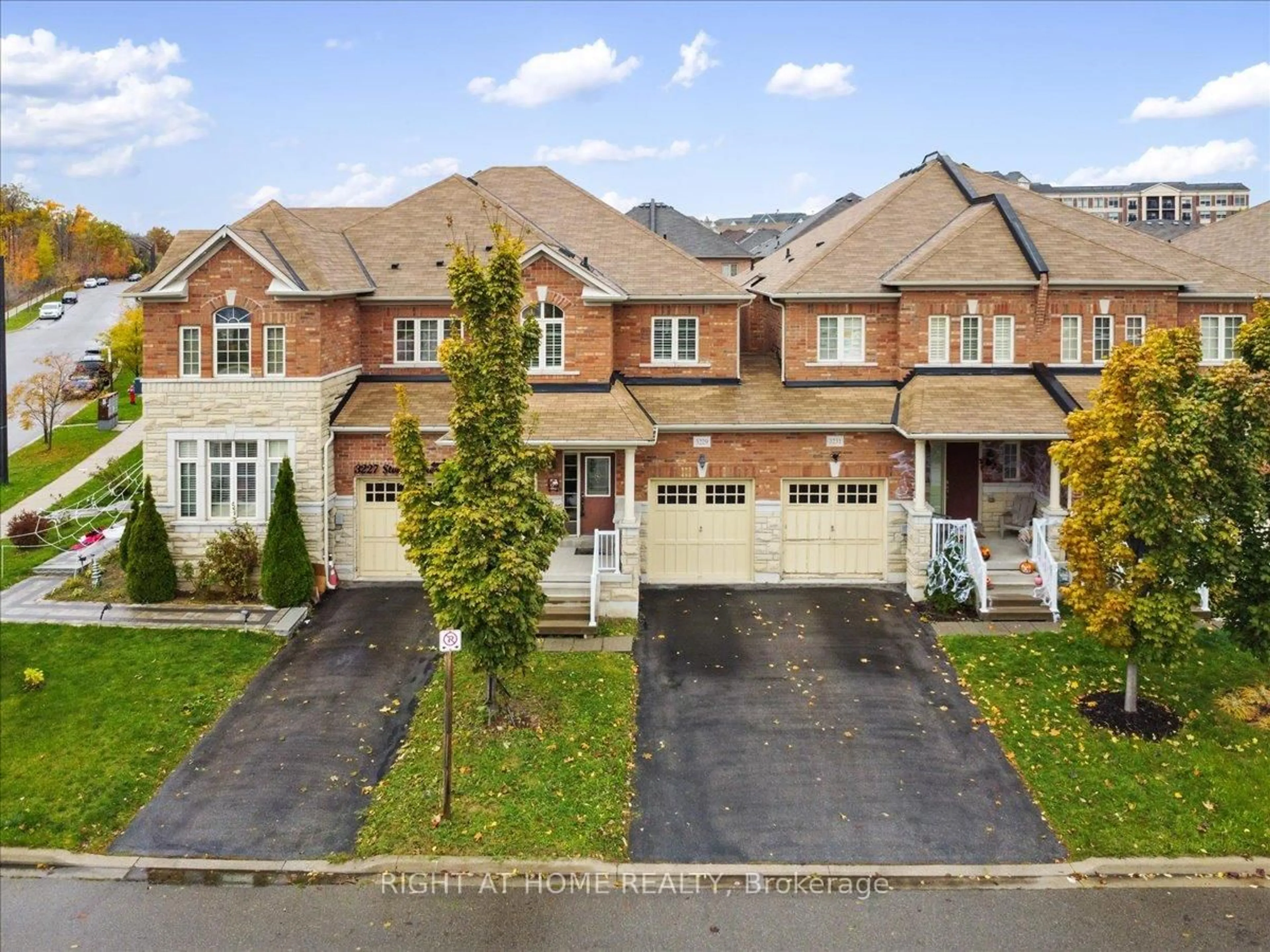 A pic from outside/outdoor area/front of a property/back of a property/a pic from drone, street for 3229 Stoney Cres, Mississauga Ontario L5M 0V4