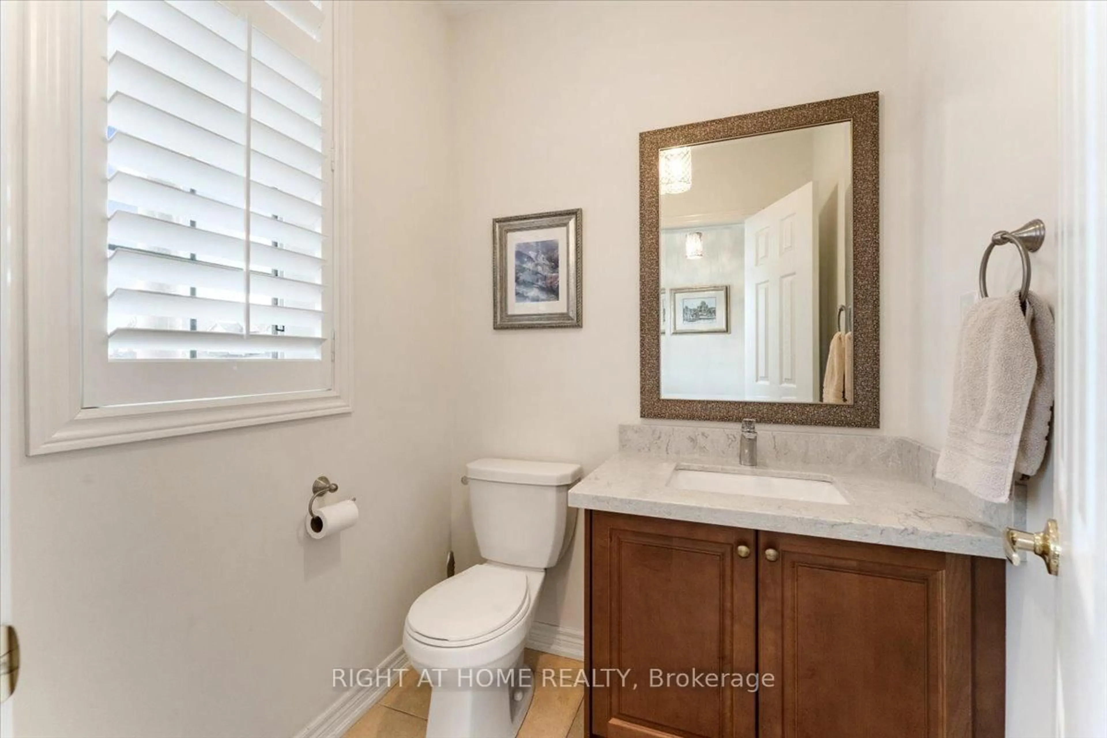 Standard bathroom, ceramic/tile floor for 3229 Stoney Cres, Mississauga Ontario L5M 0V4