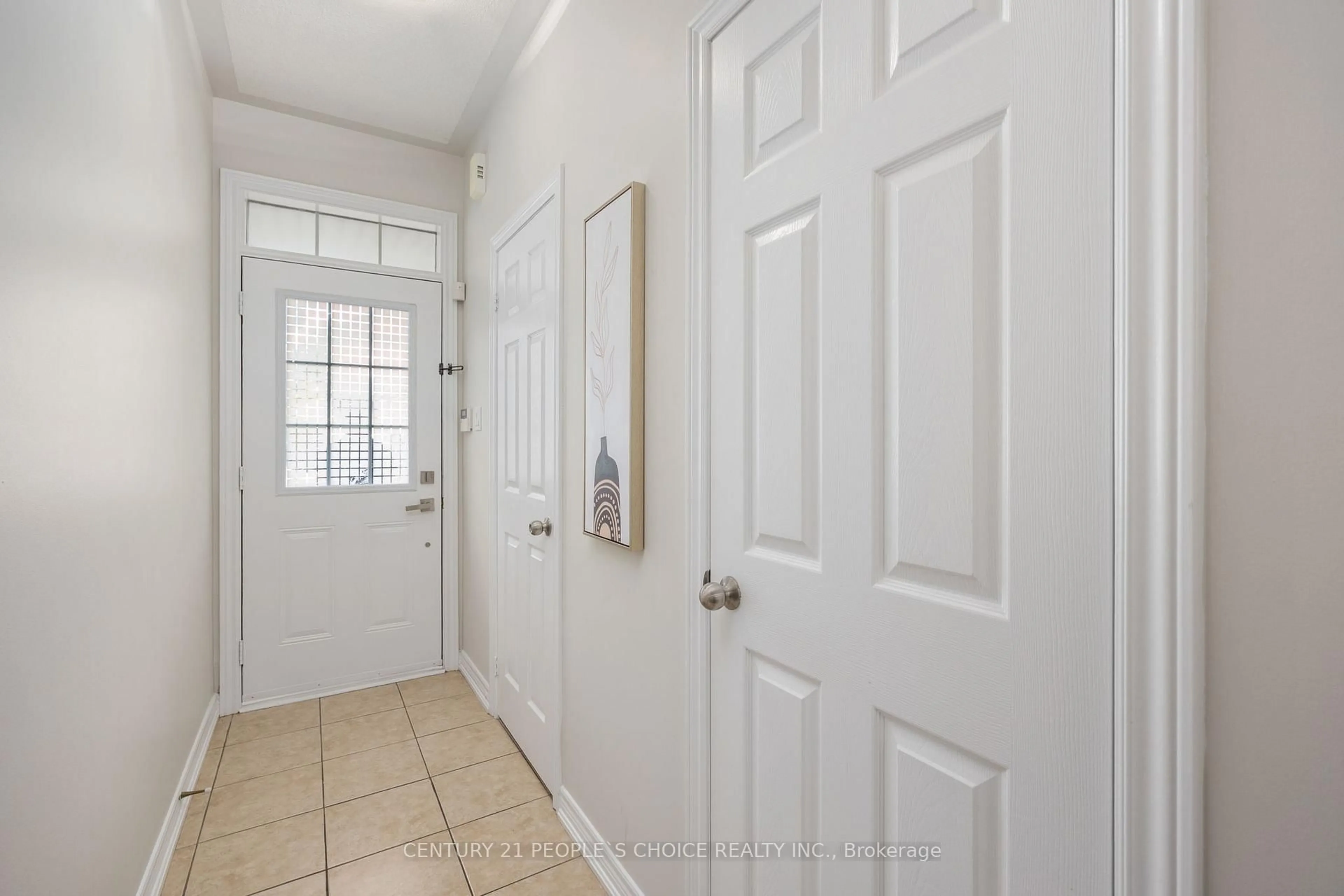 Indoor entryway for 32 Frenchpark Circ, Brampton Ontario L6X 0Y6