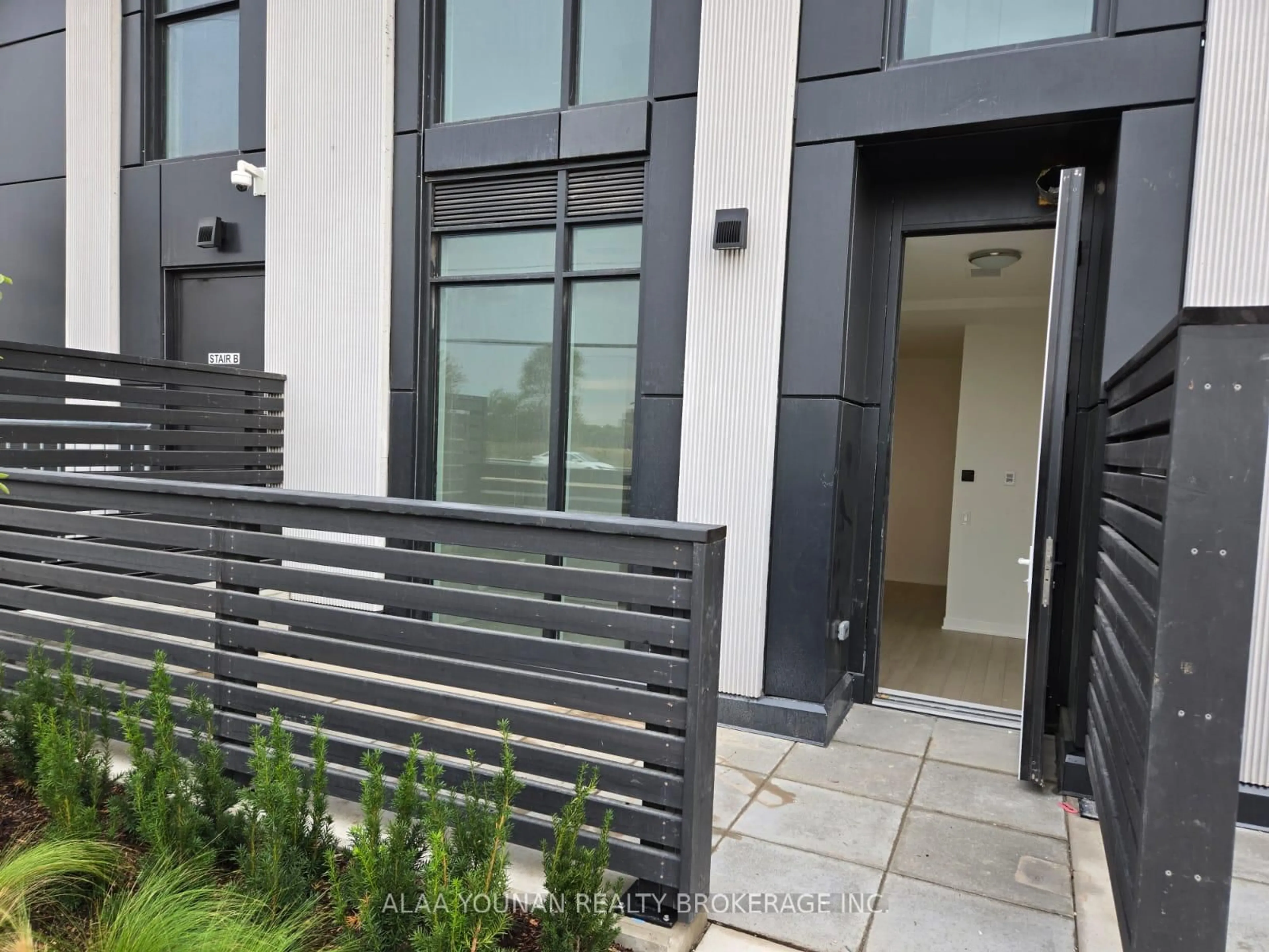 Unknown for 3075 Trafalgar Rd #102, Oakville Ontario L6H 7C2