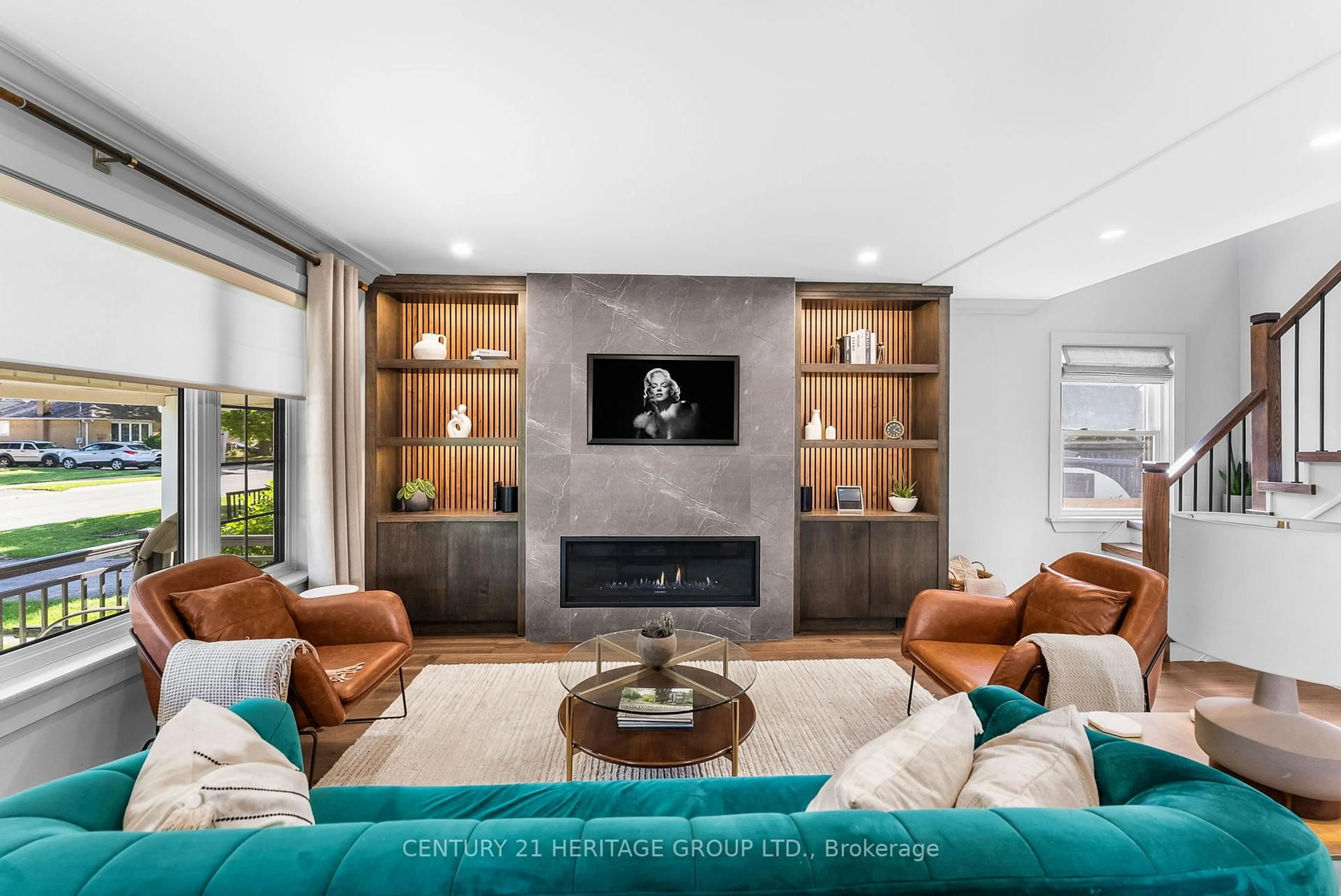 Living room with furniture, unknown for 393 George St, Milton Ontario L9T 1T2