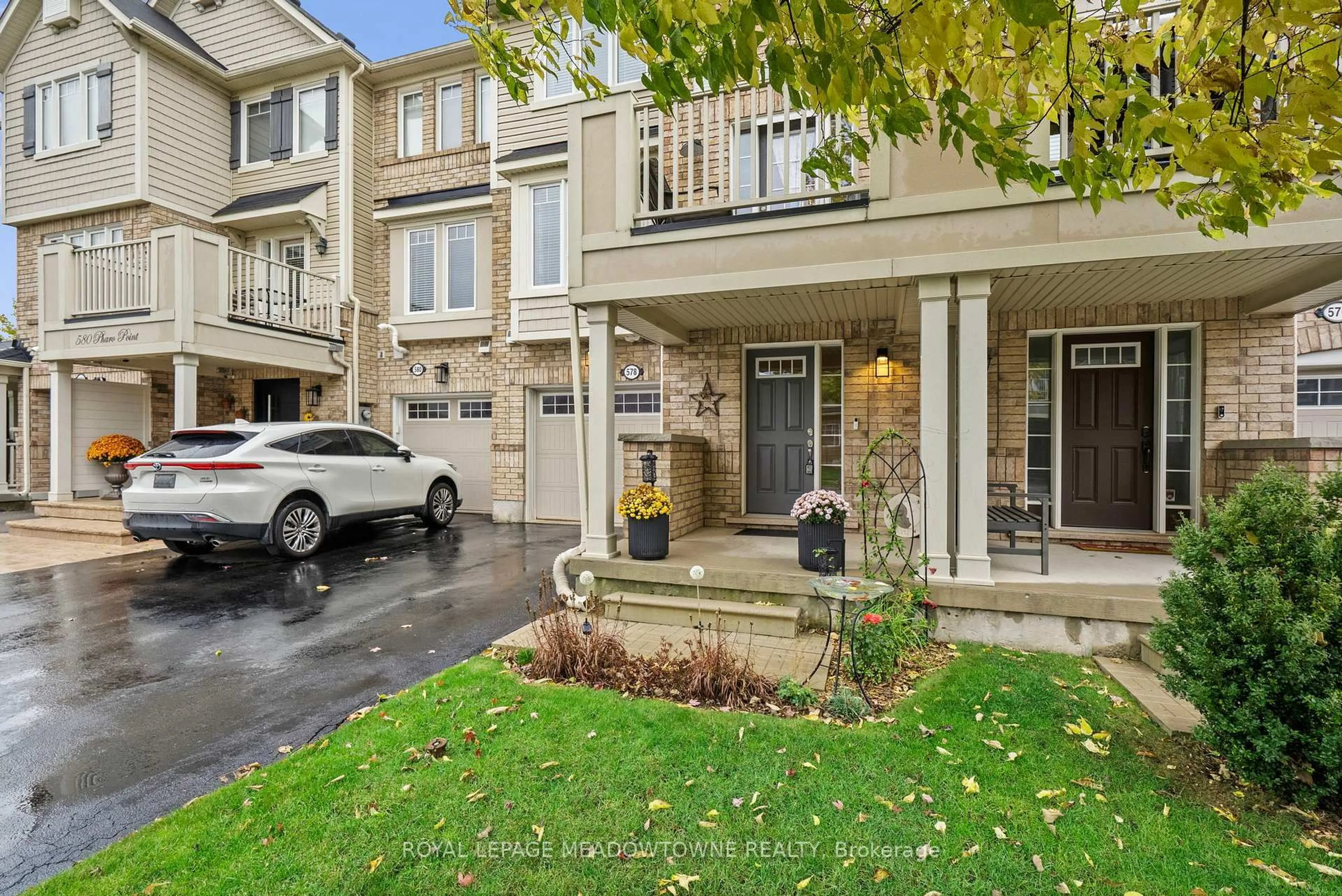 A pic from outside/outdoor area/front of a property/back of a property/a pic from drone, street for 578 Pharo Pt, Milton Ontario L9T 8H7