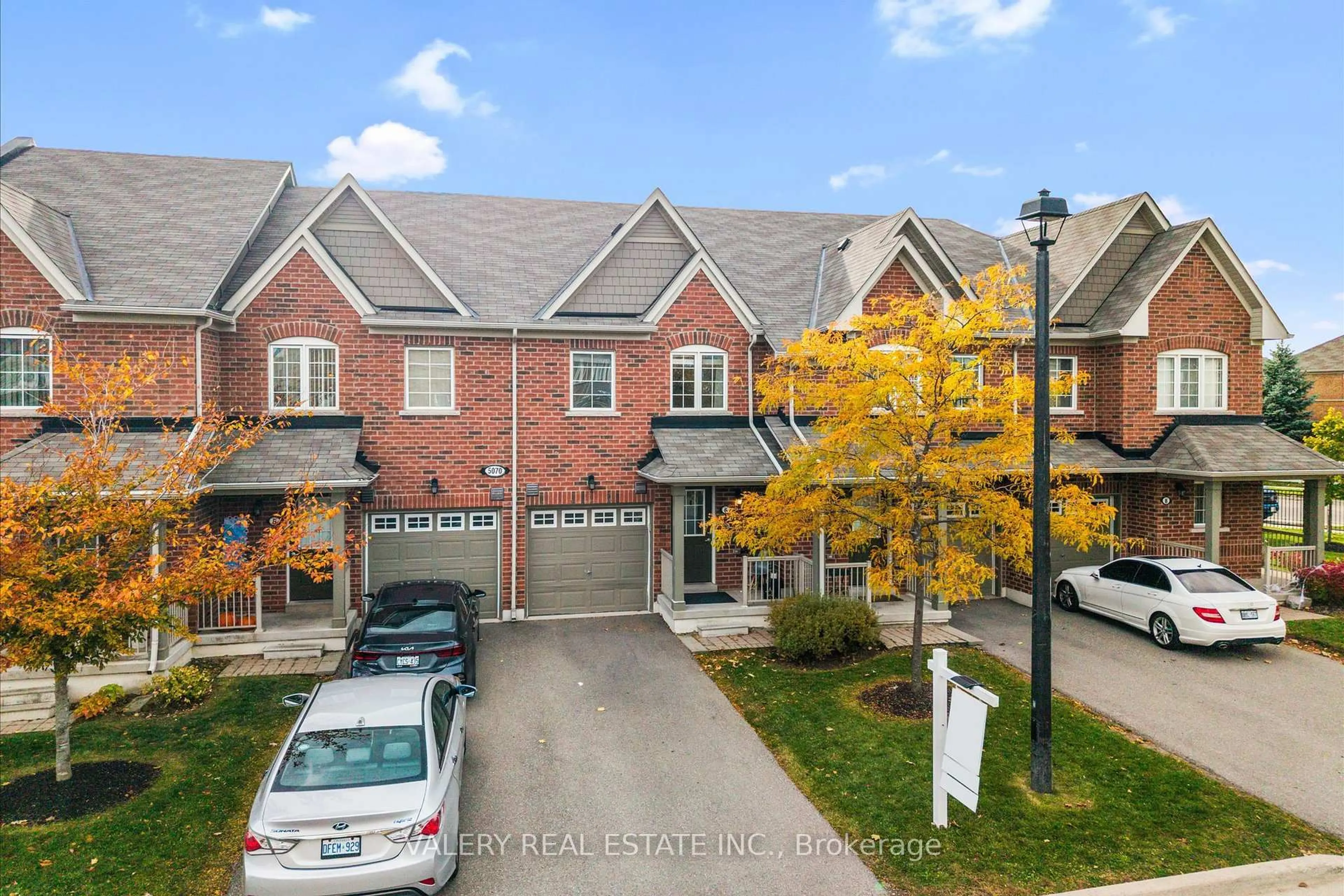 A pic from outside/outdoor area/front of a property/back of a property/a pic from drone, street for 5070 Harvard Rd Rd #6, Mississauga Ontario L5M 0X1