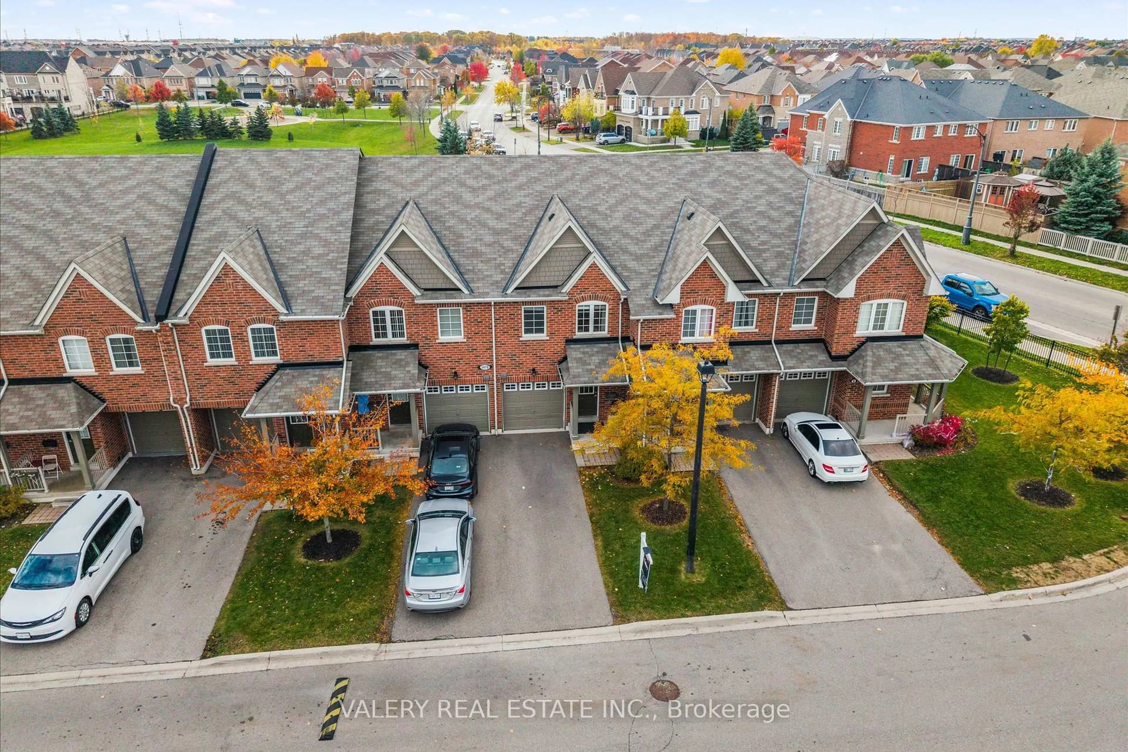 A pic from outside/outdoor area/front of a property/back of a property/a pic from drone, street for 5070 Harvard Rd Rd #6, Mississauga Ontario L5M 0X1