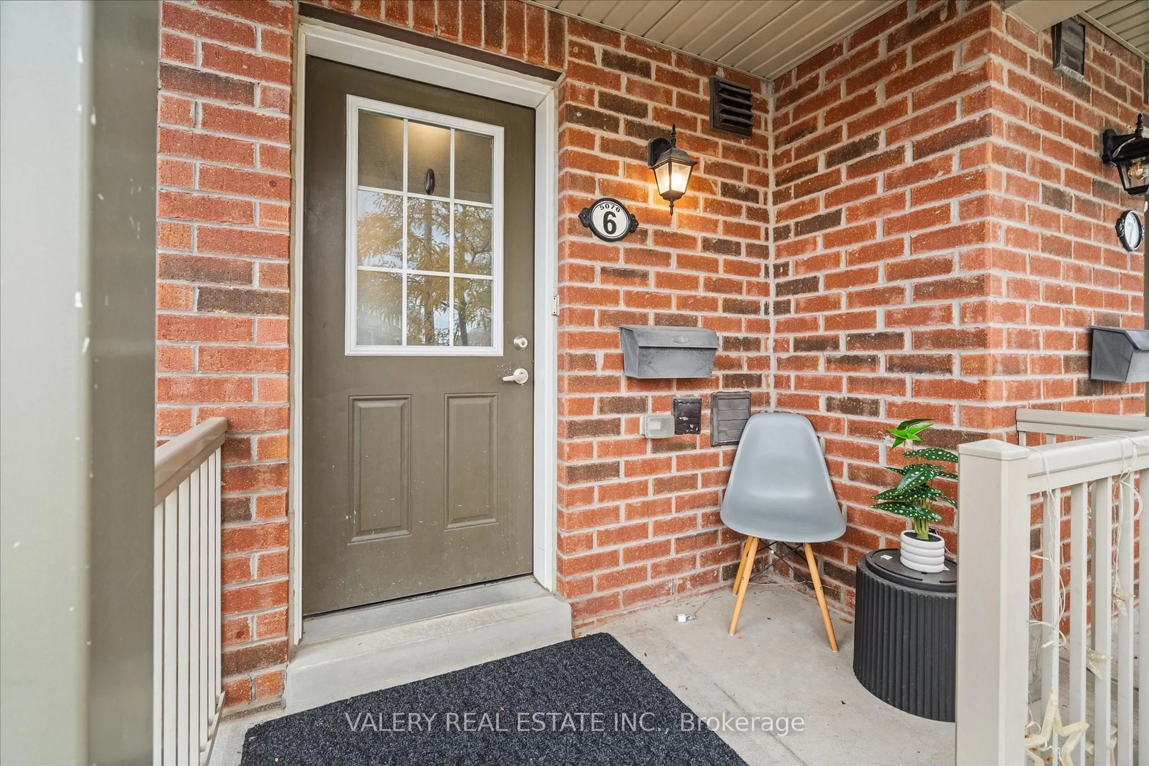 Indoor entryway for 5070 Harvard Rd Rd #6, Mississauga Ontario L5M 0X1