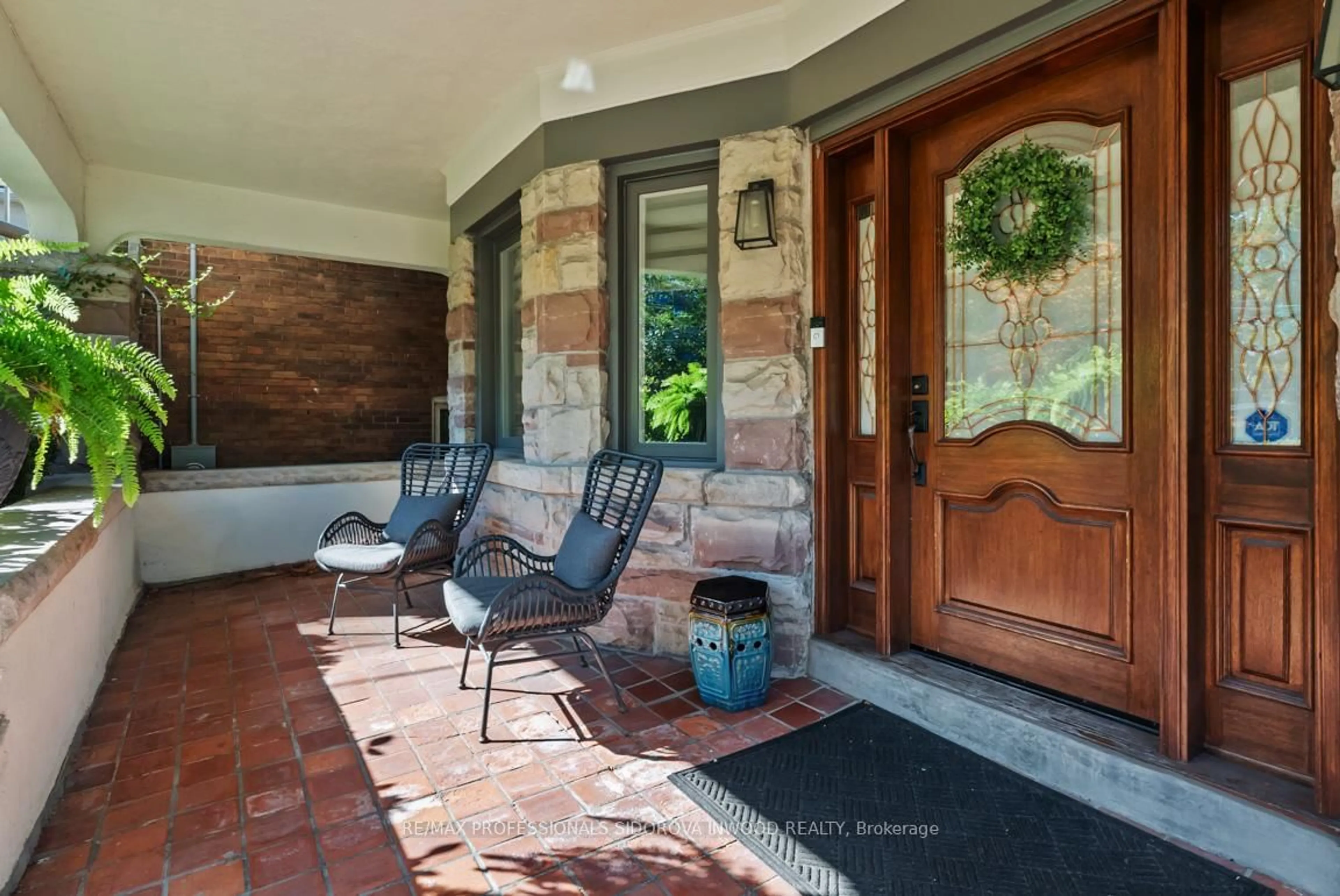 Indoor entryway for 260 Indian Rd, Toronto Ontario M6R 2X2