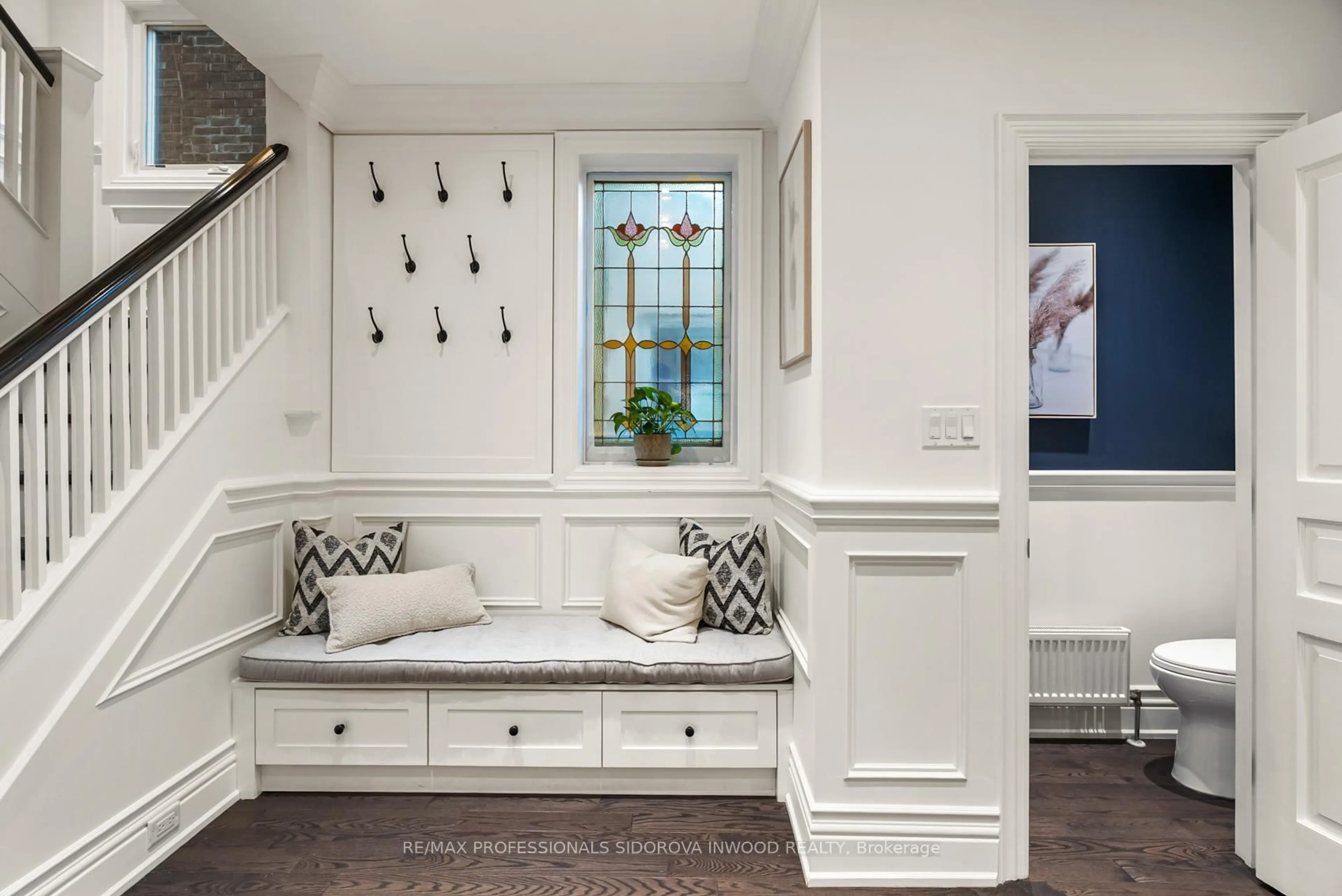 Indoor entryway for 260 Indian Rd, Toronto Ontario M6R 2X2