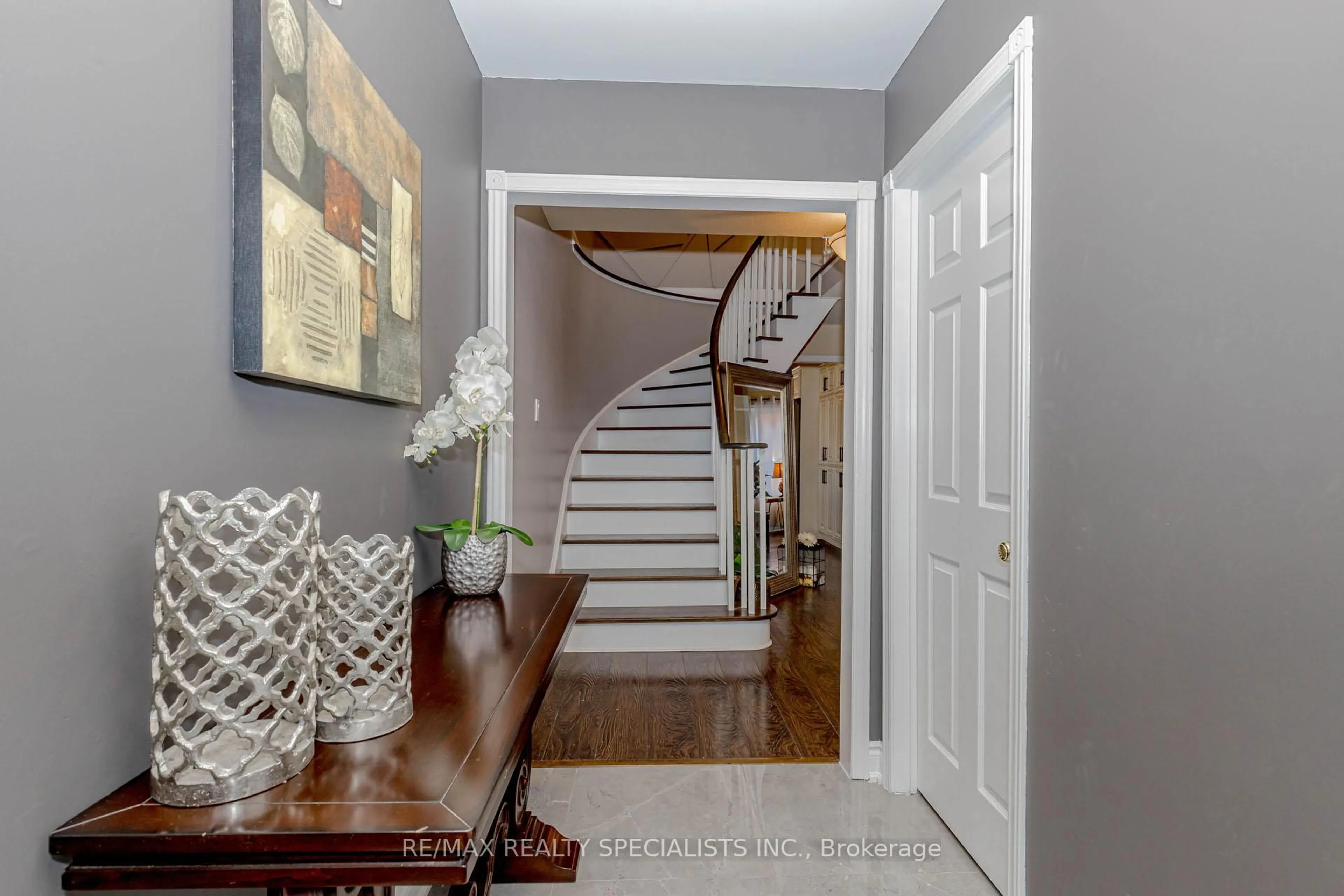 Indoor entryway for 3363 Columbine Cres, Mississauga Ontario L5N 6A8