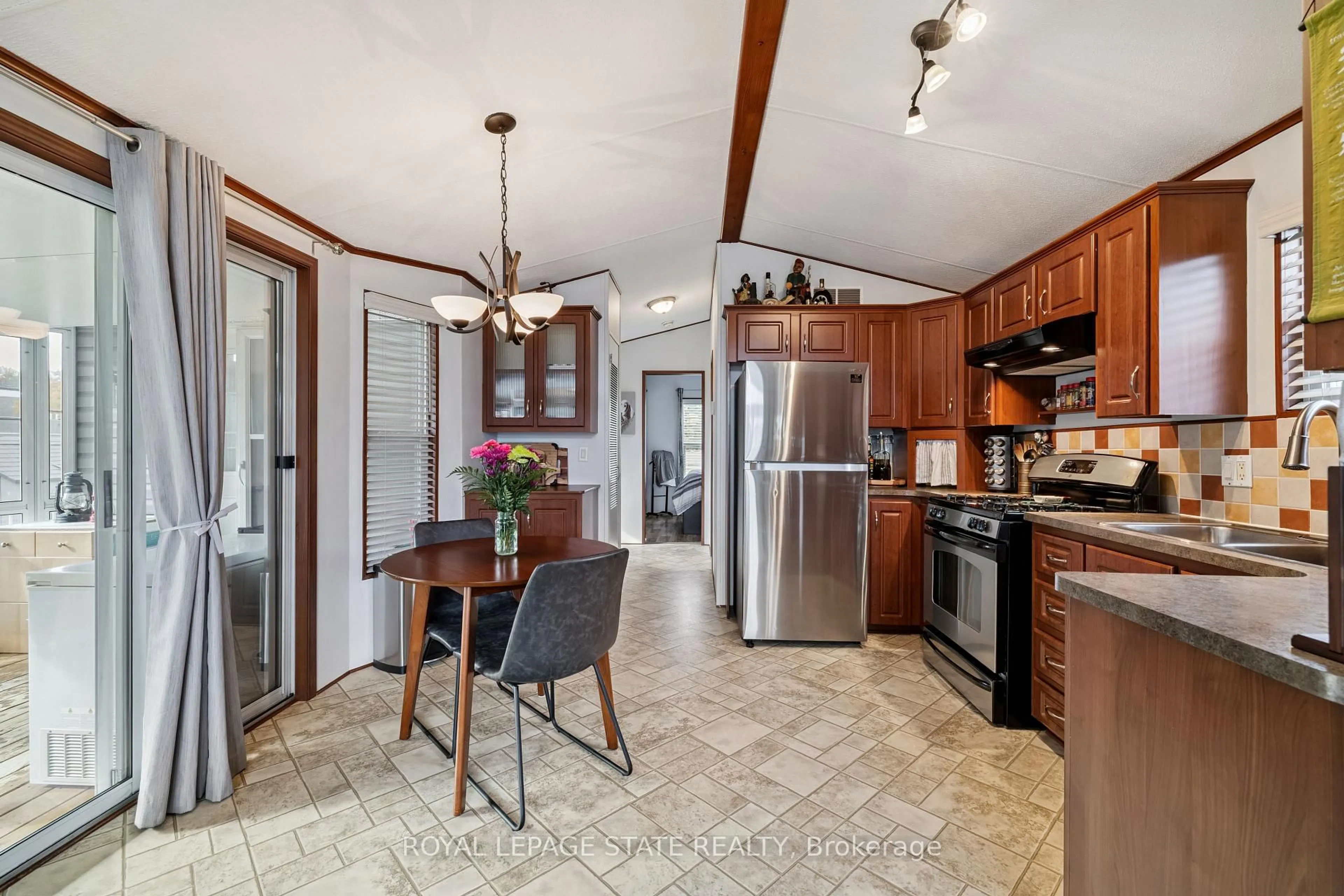 Open concept kitchen, ceramic/tile floor for 4449 Milburough Line #13 Spruce, Burlington Ontario L7P 0C5