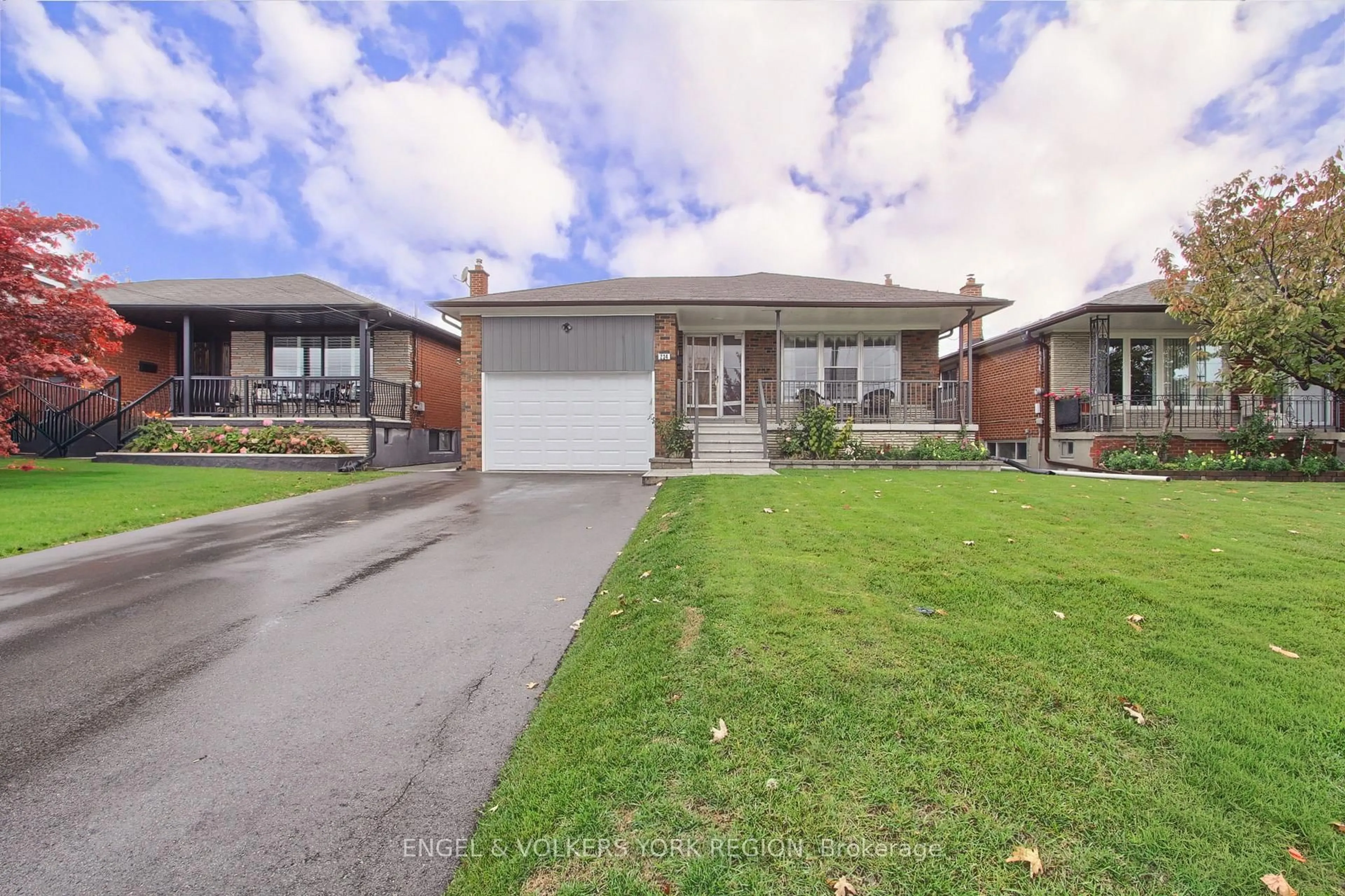 A pic from outside/outdoor area/front of a property/back of a property/a pic from drone, street for 234 Maple Leaf Dr, Toronto Ontario M6L 1P1