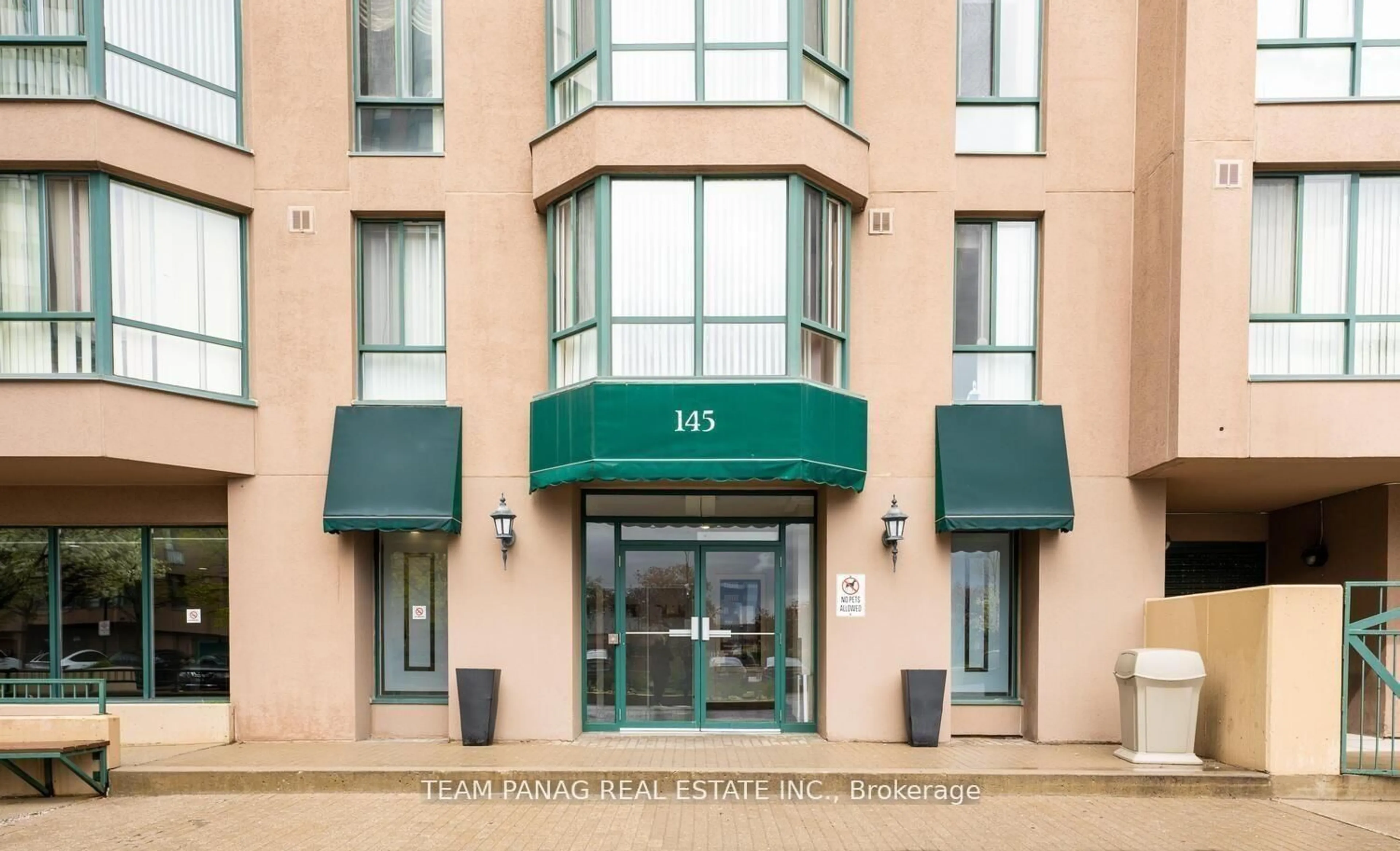 Indoor foyer for 145 Hillcrest Ave #303, Mississauga Ontario L5B 3Z1