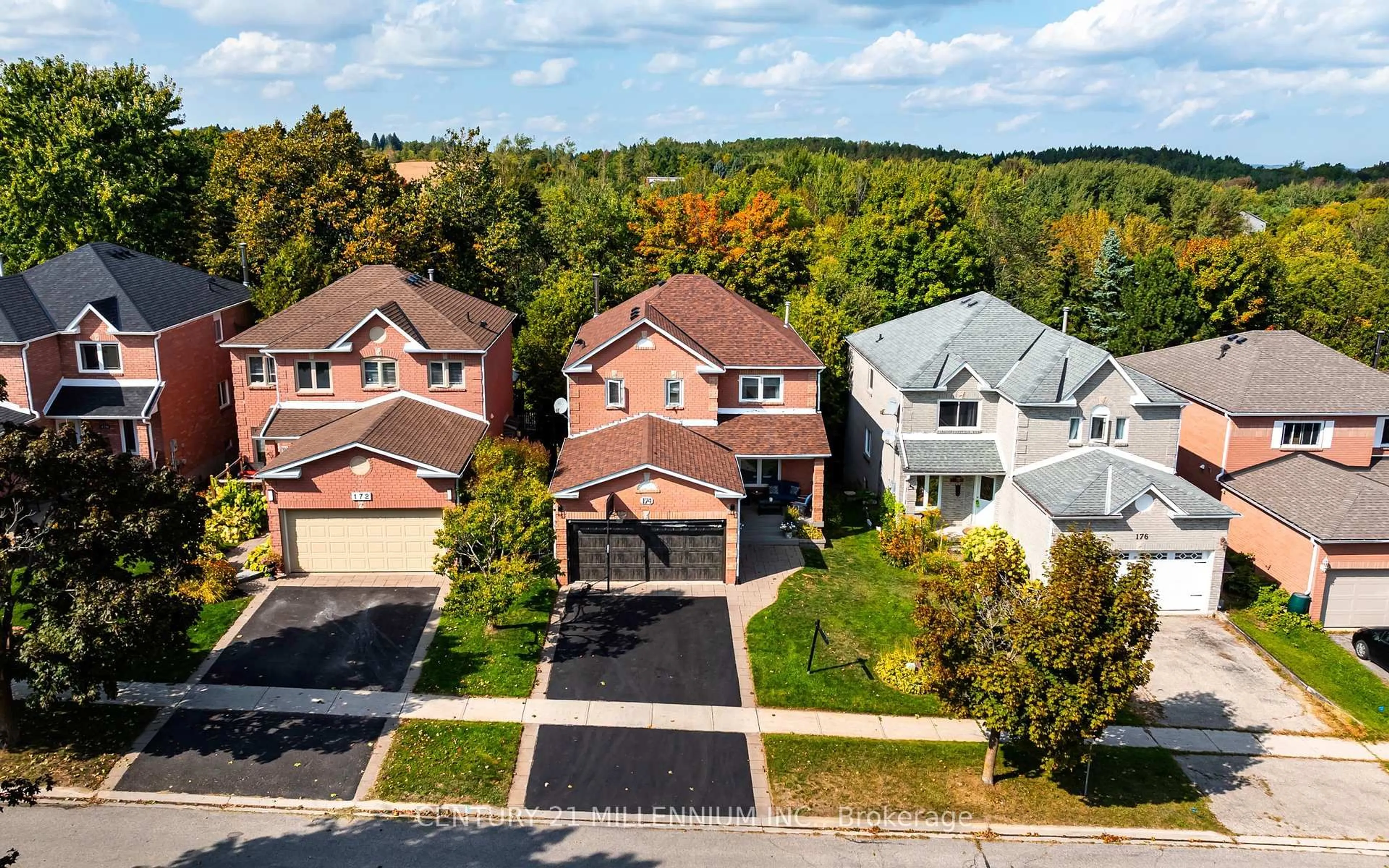 A pic from outside/outdoor area/front of a property/back of a property/a pic from drone, street for 174 Lisa Marie Dr, Orangeville Ontario L9W 4P7