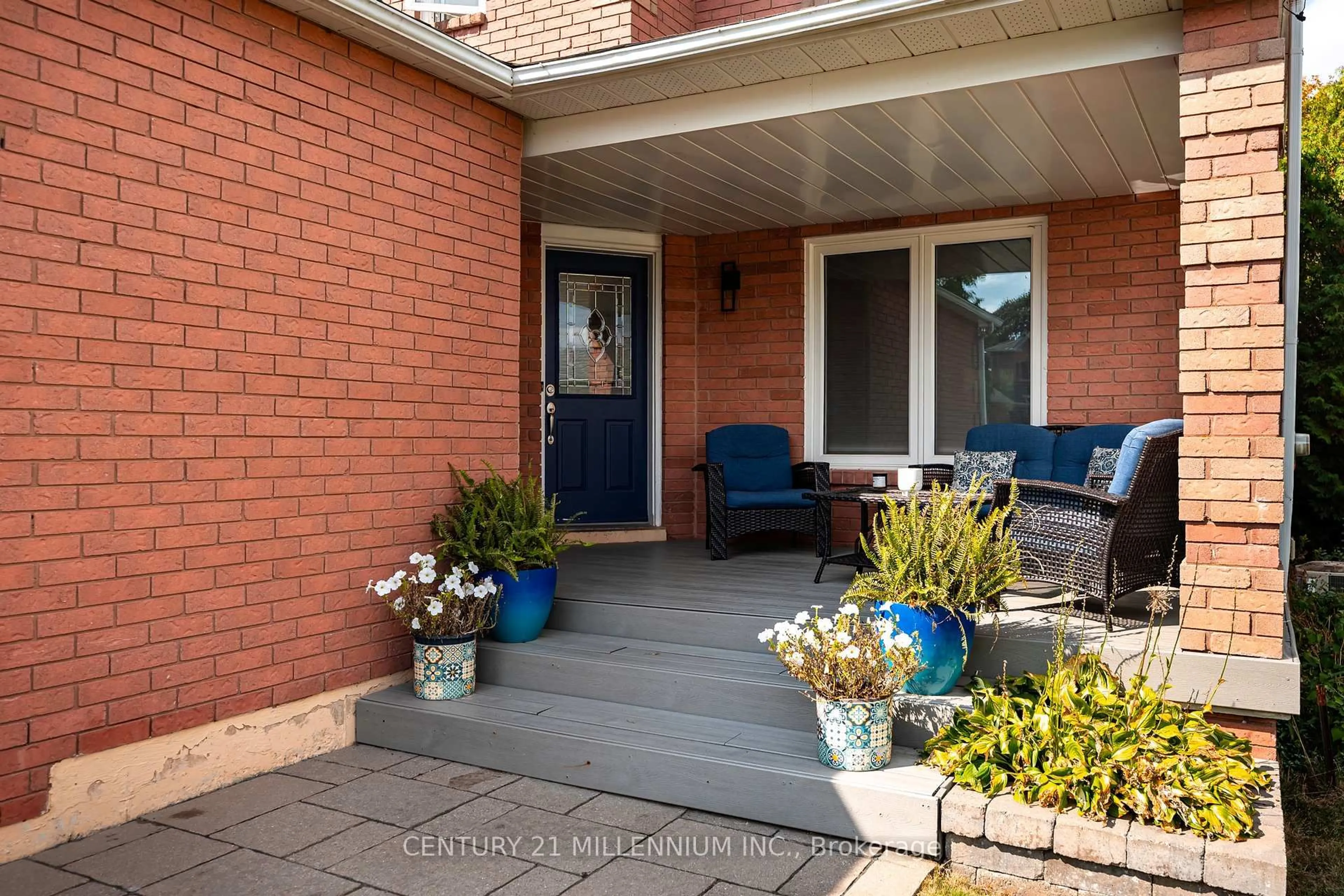 Patio, street for 174 Lisa Marie Dr, Orangeville Ontario L9W 4P7