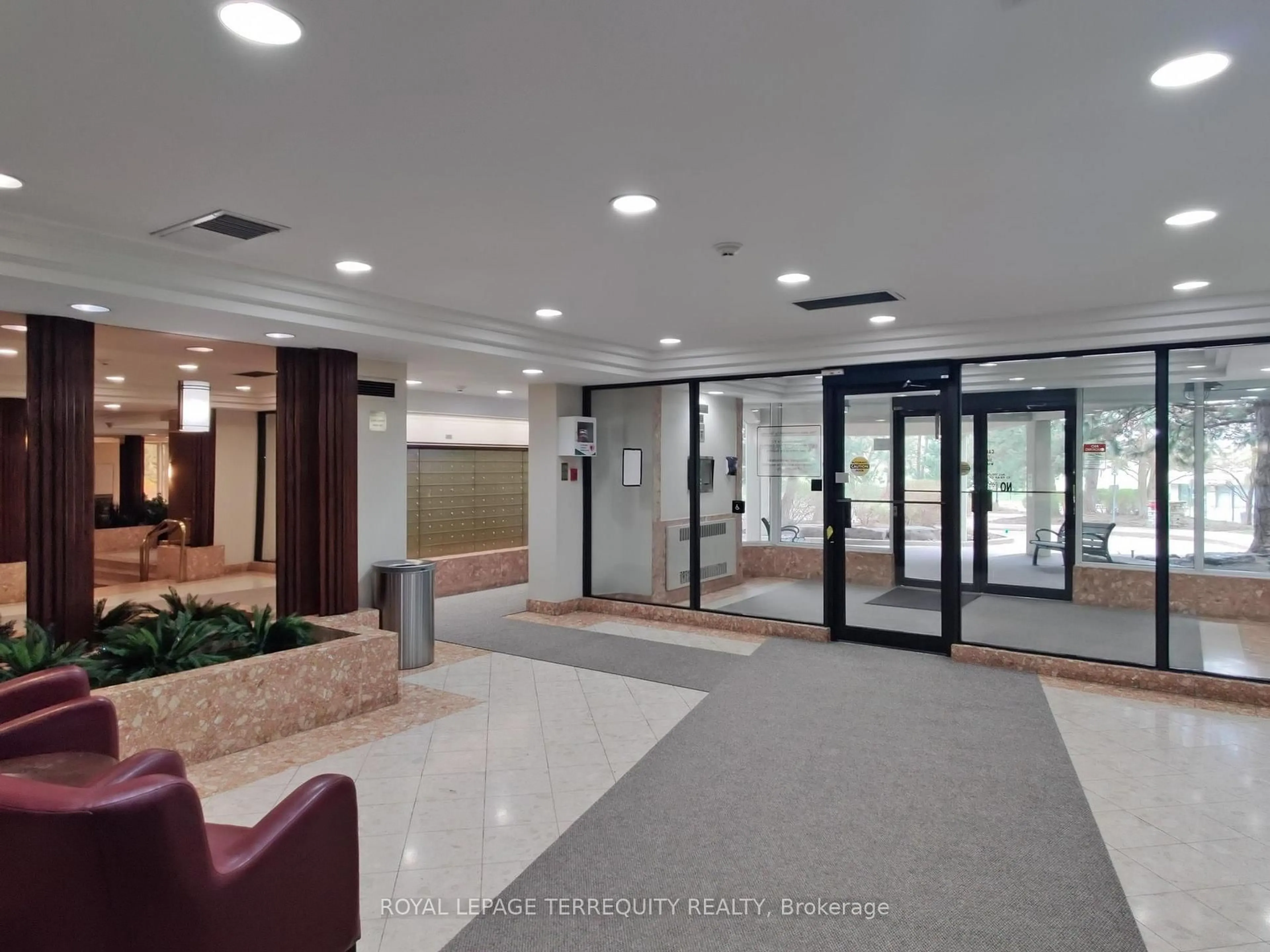 Indoor foyer for 24 Hanover Rd #1709, Brampton Ontario L6S 5K8