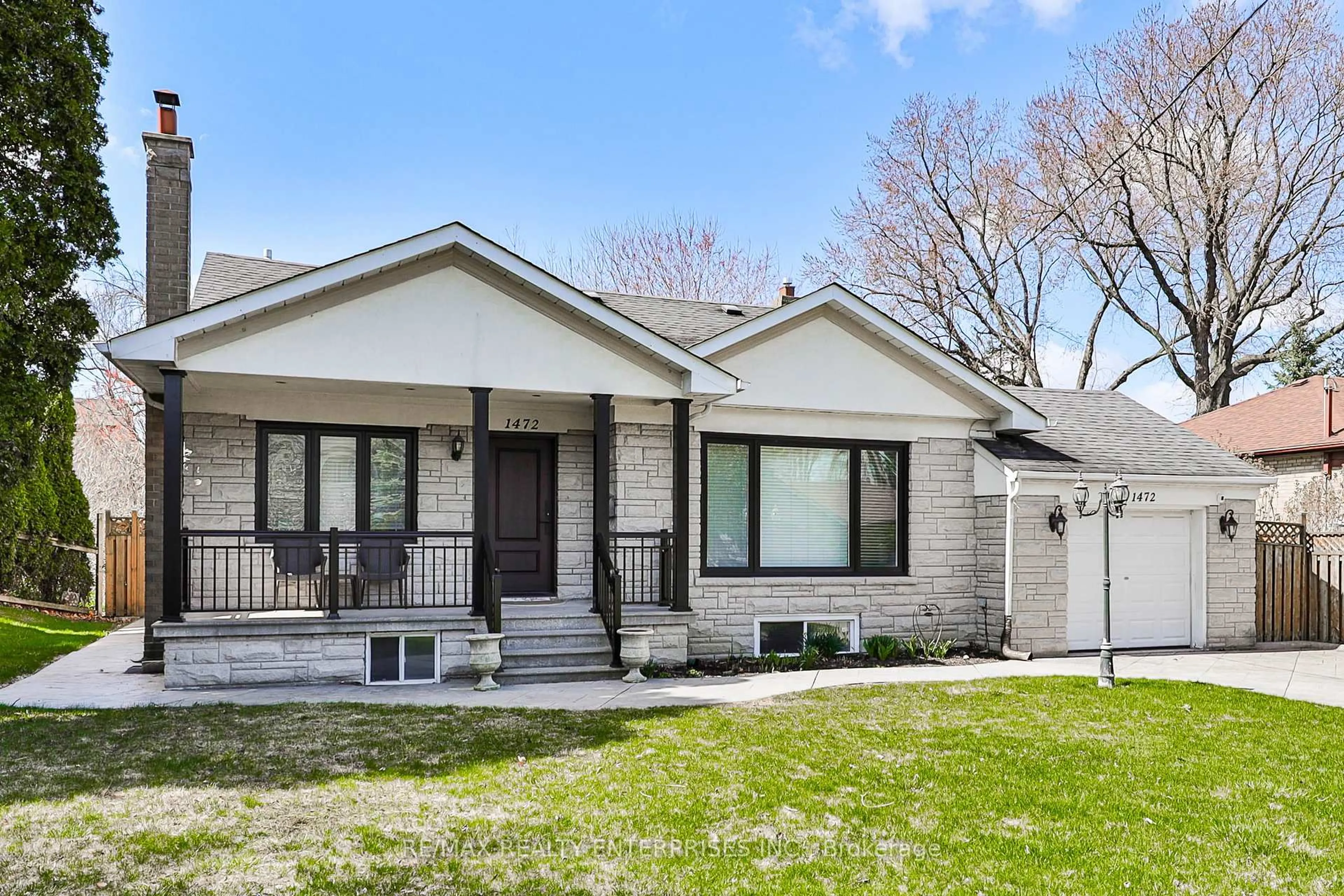 Home with vinyl exterior material, street for 1472 Myron Dr, Mississauga Ontario L5E 2N6