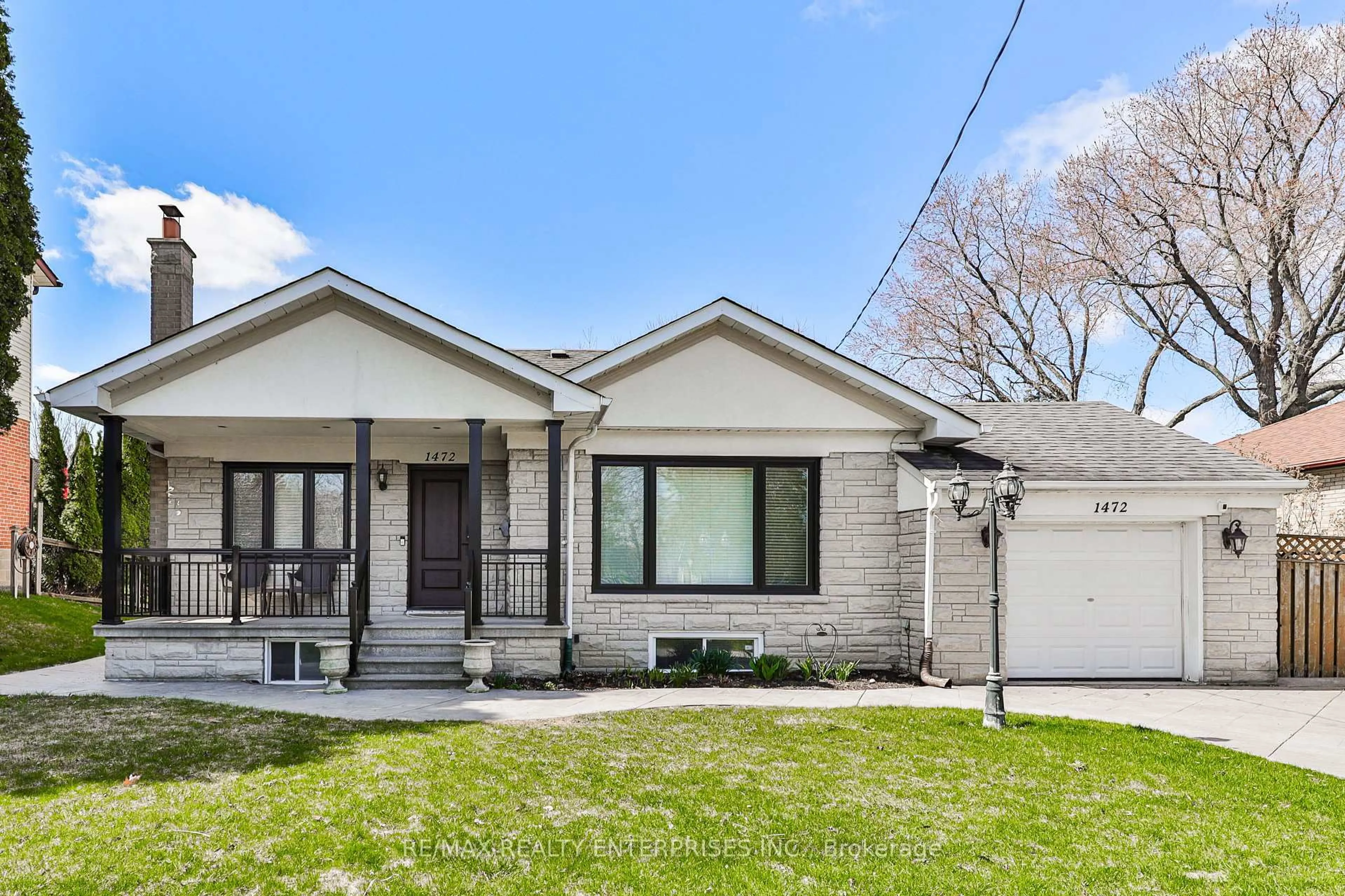 Home with vinyl exterior material, street for 1472 Myron Dr, Mississauga Ontario L5E 2N6