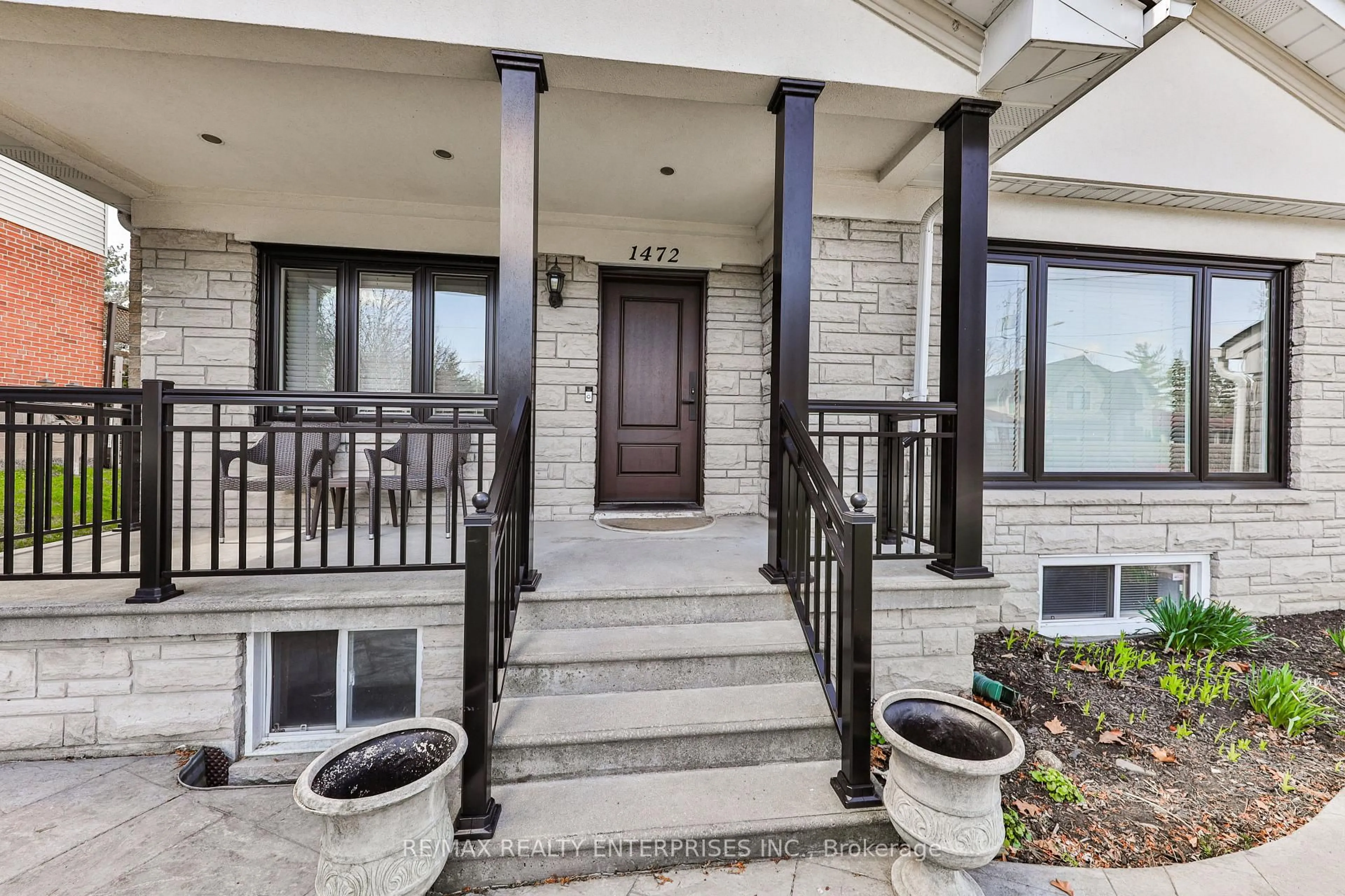 Indoor entryway for 1472 Myron Dr, Mississauga Ontario L5E 2N6