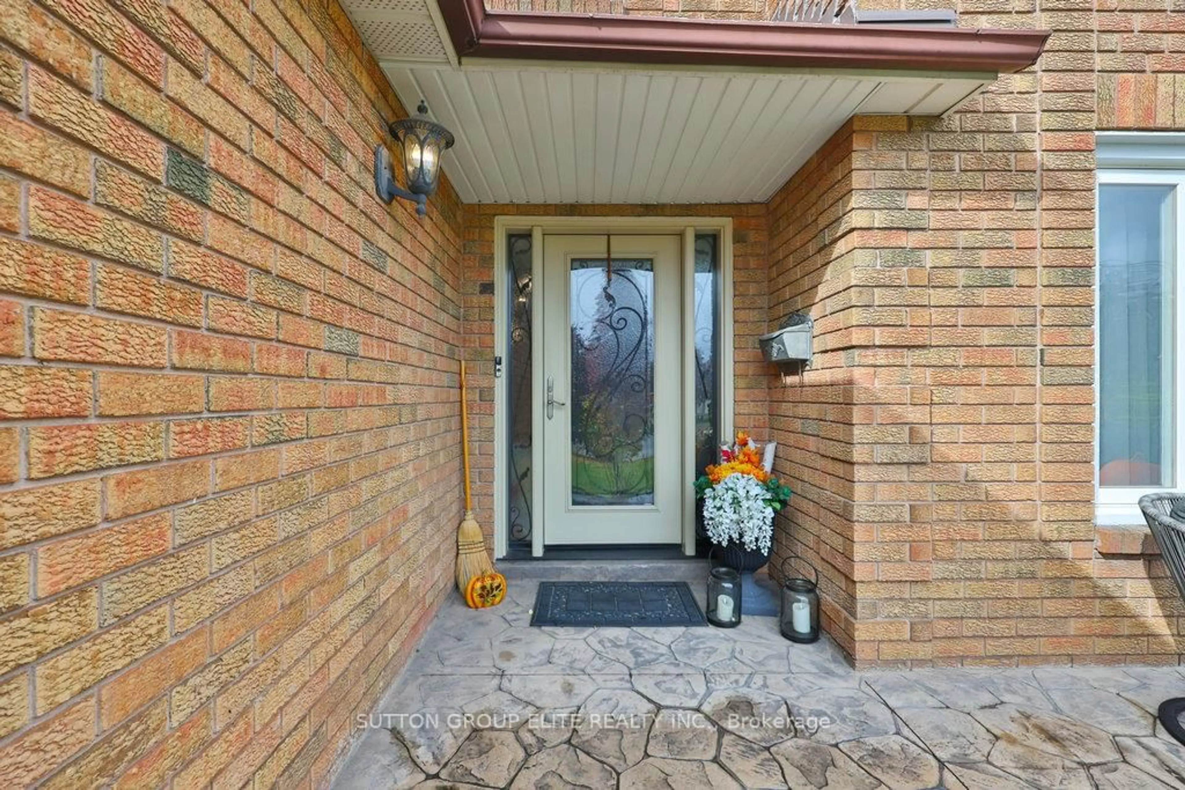 Indoor entryway for 5163 Sunrise Crt, Mississauga Ontario L5R 2T6