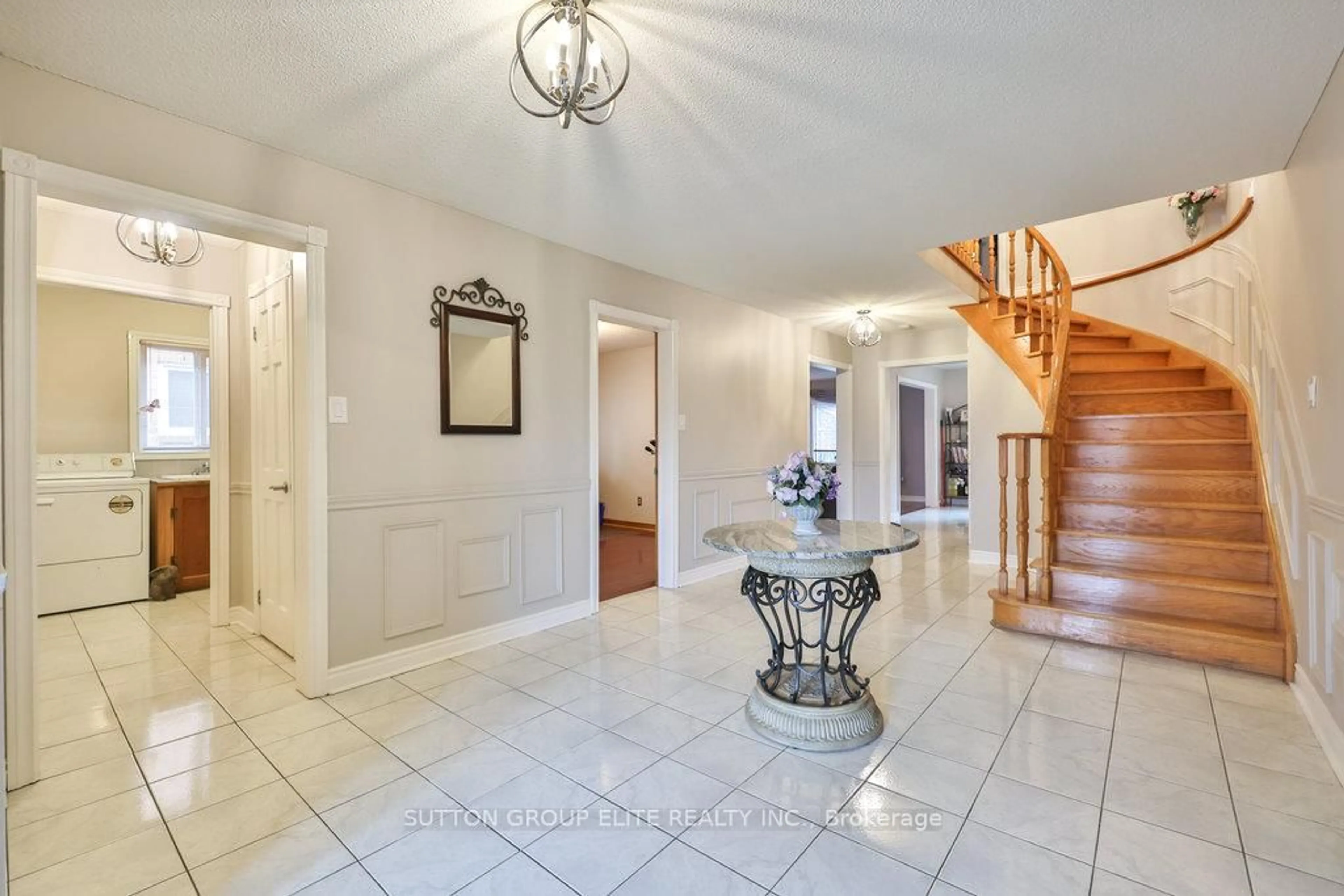 Indoor foyer for 5163 Sunrise Crt, Mississauga Ontario L5R 2T6