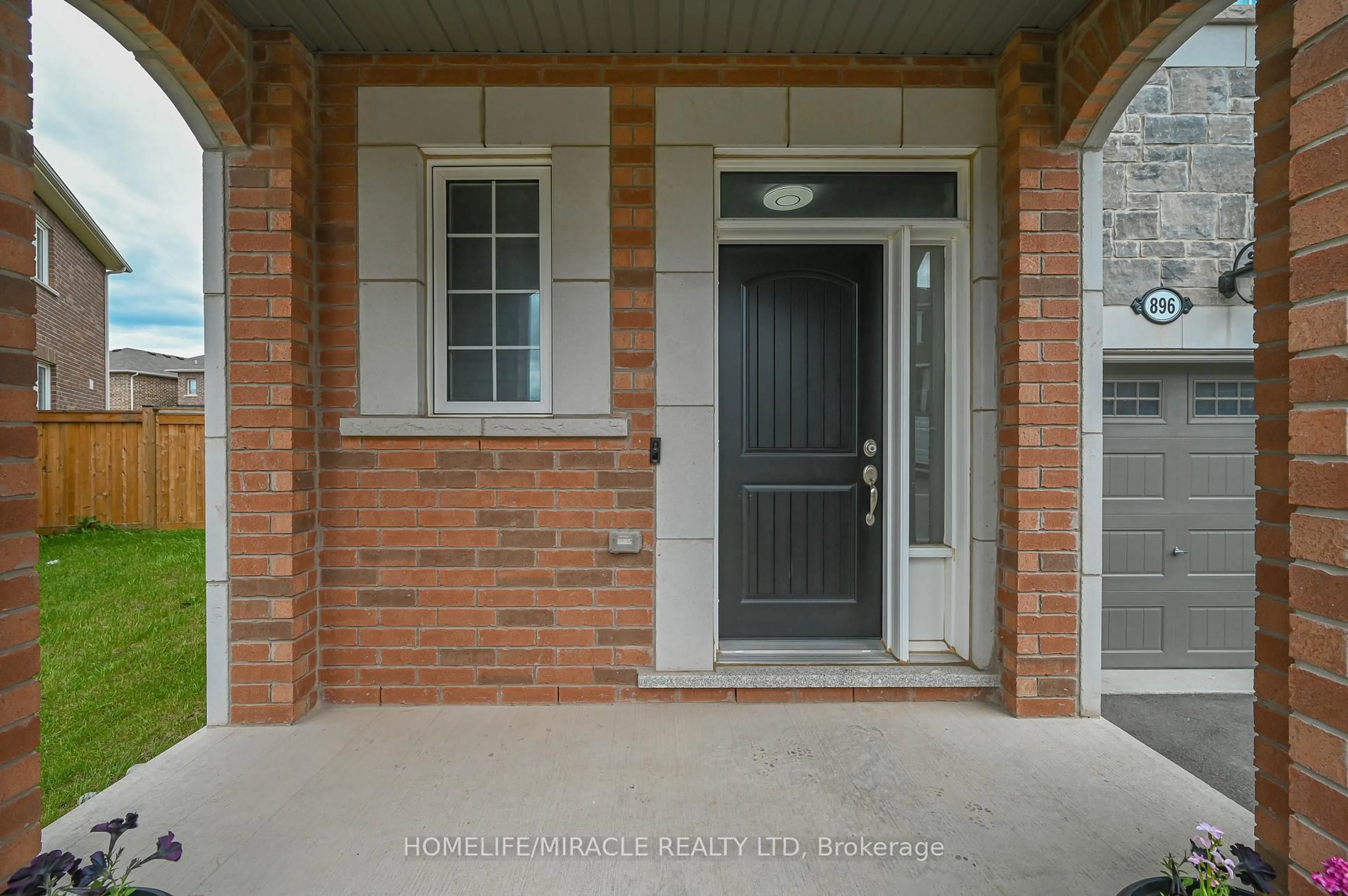 Indoor entryway for 896 Sumac Cres, Milton Ontario L9E 1R7