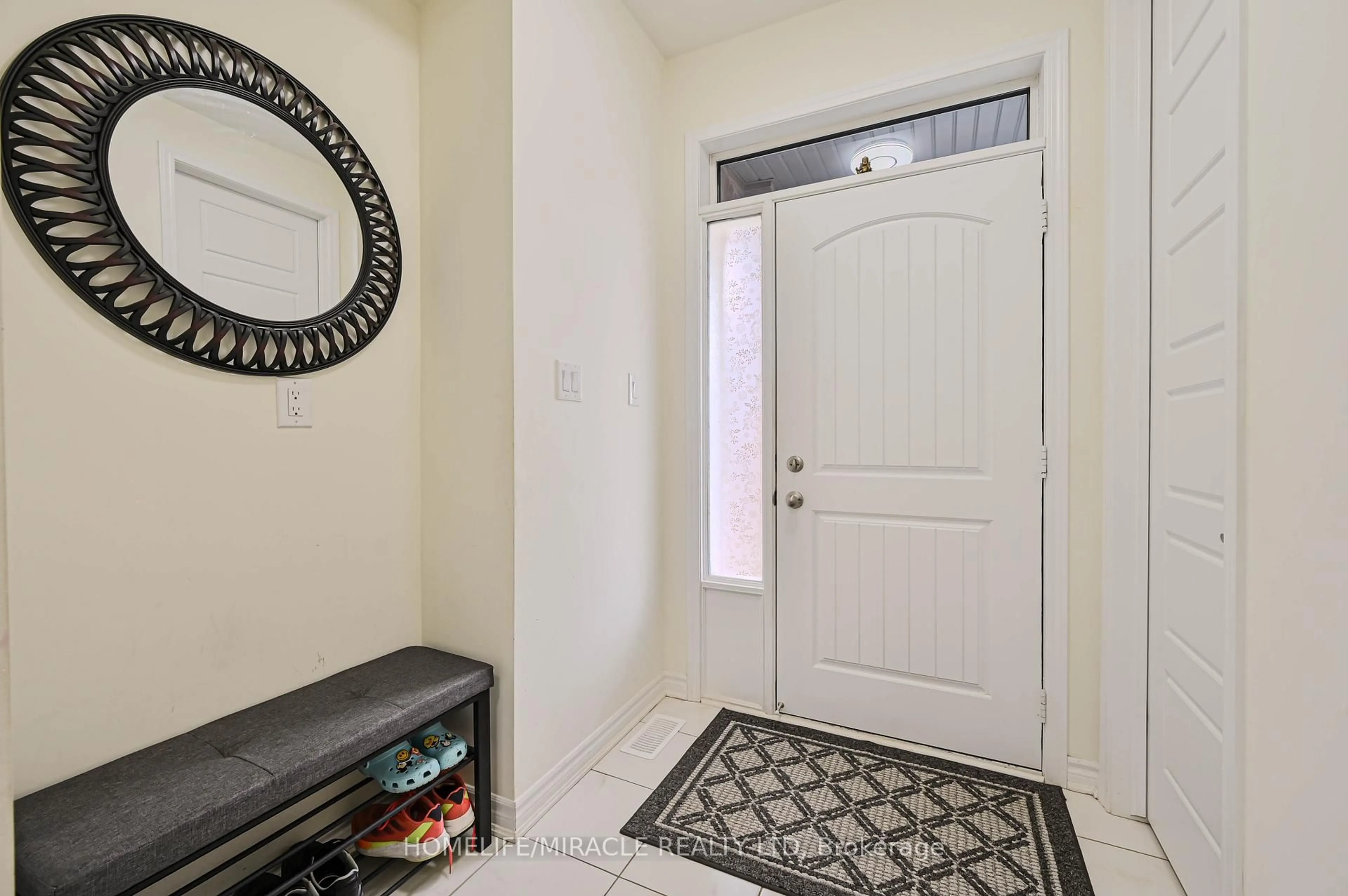 Indoor entryway for 896 Sumac Cres, Milton Ontario L9E 1R7