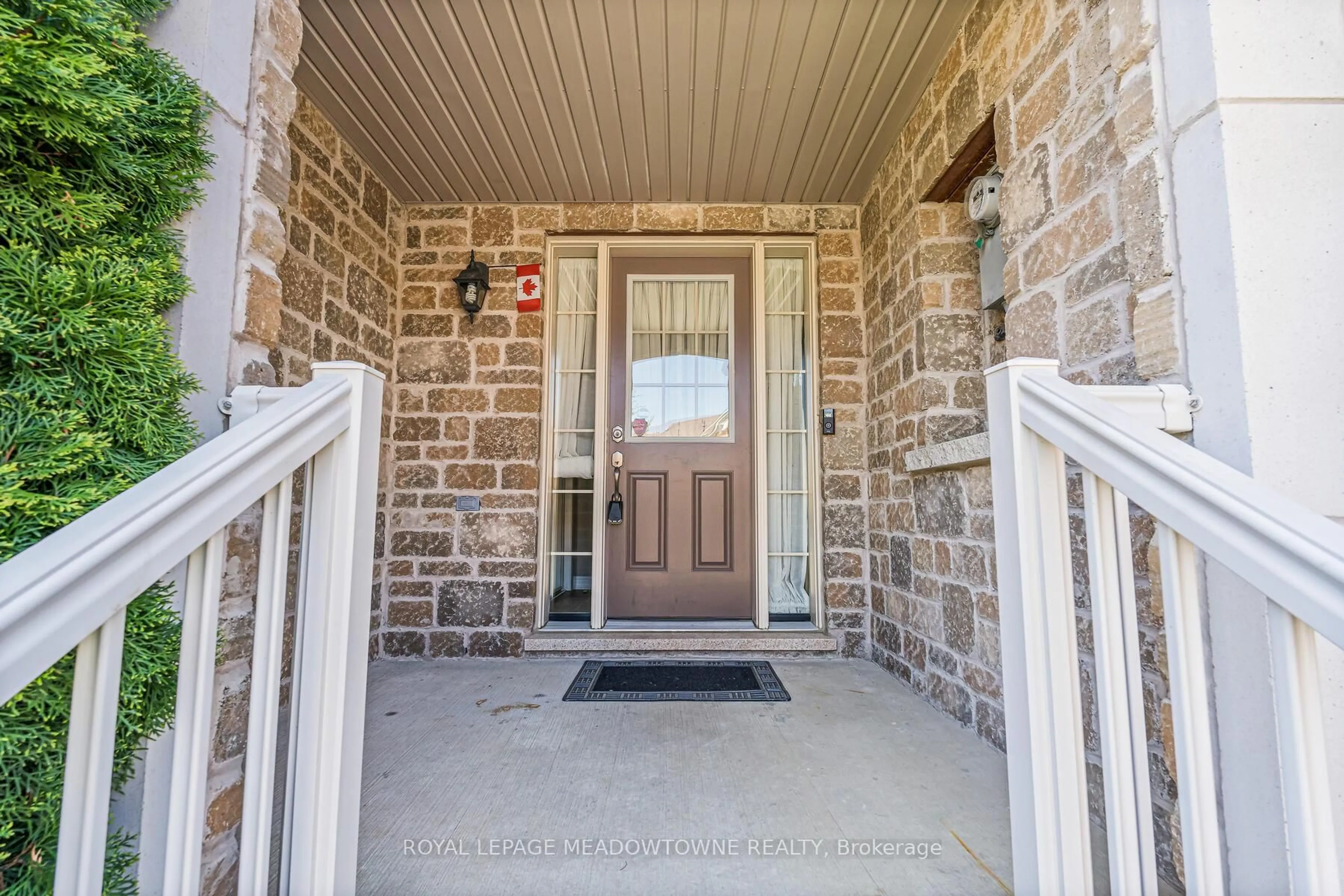 Indoor entryway for 102 Cedarbrook Rd #11, Brampton Ontario L6R 0W4
