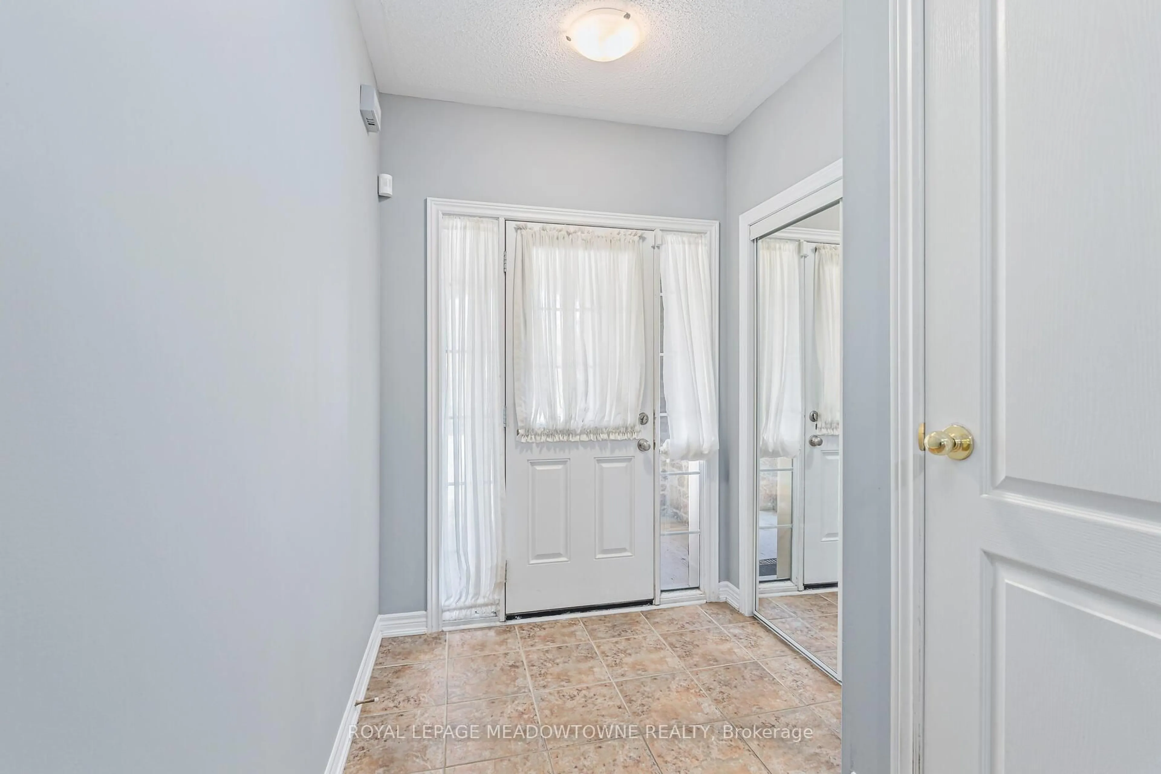 Indoor entryway for 102 Cedarbrook Rd #11, Brampton Ontario L6R 0W4
