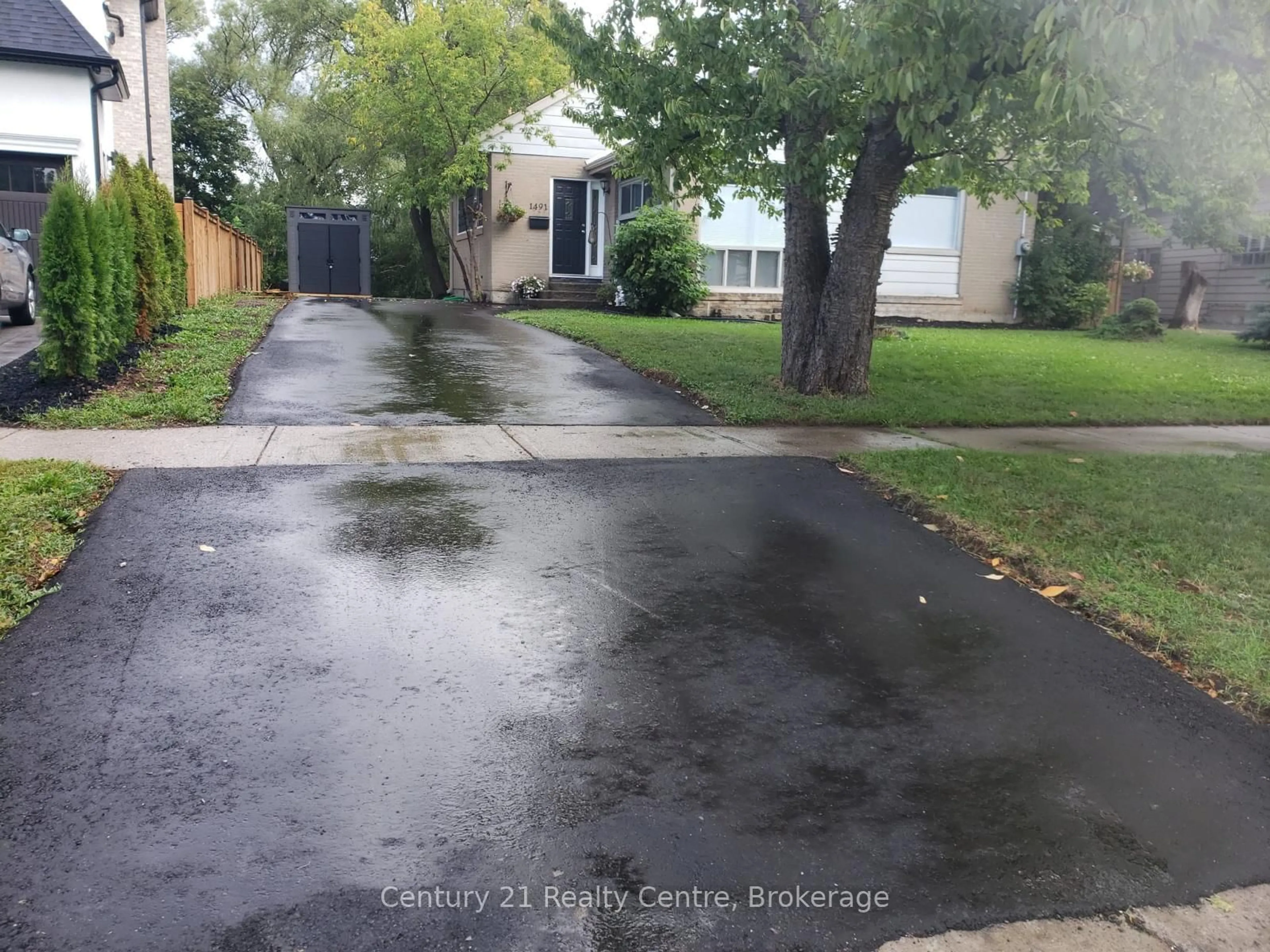 A pic from outside/outdoor area/front of a property/back of a property/a pic from drone, street for 1491 Pembroke Dr, Oakville Ontario L6H 1V6