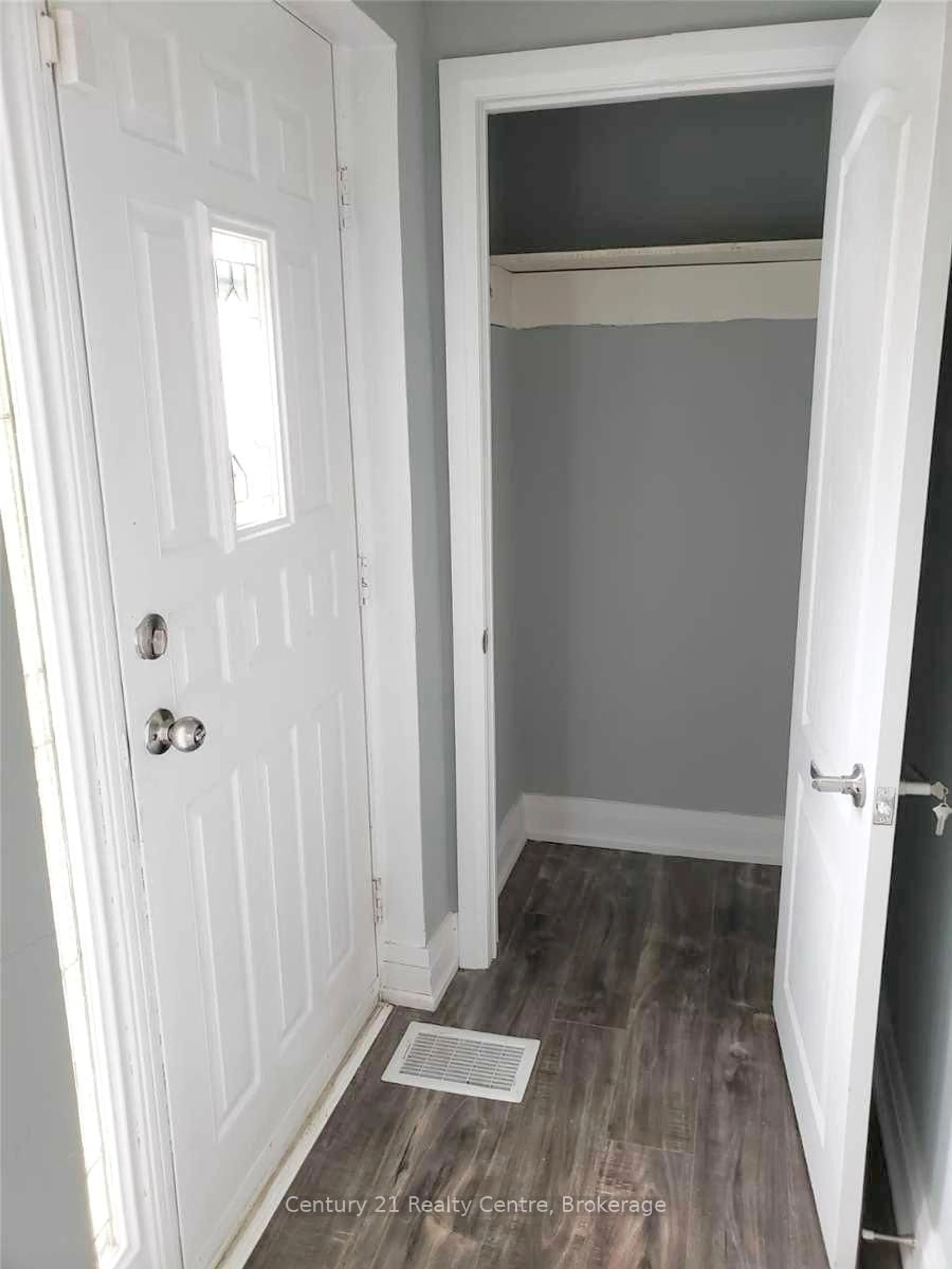 Indoor entryway for 1491 Pembroke Dr, Oakville Ontario L6H 1V6
