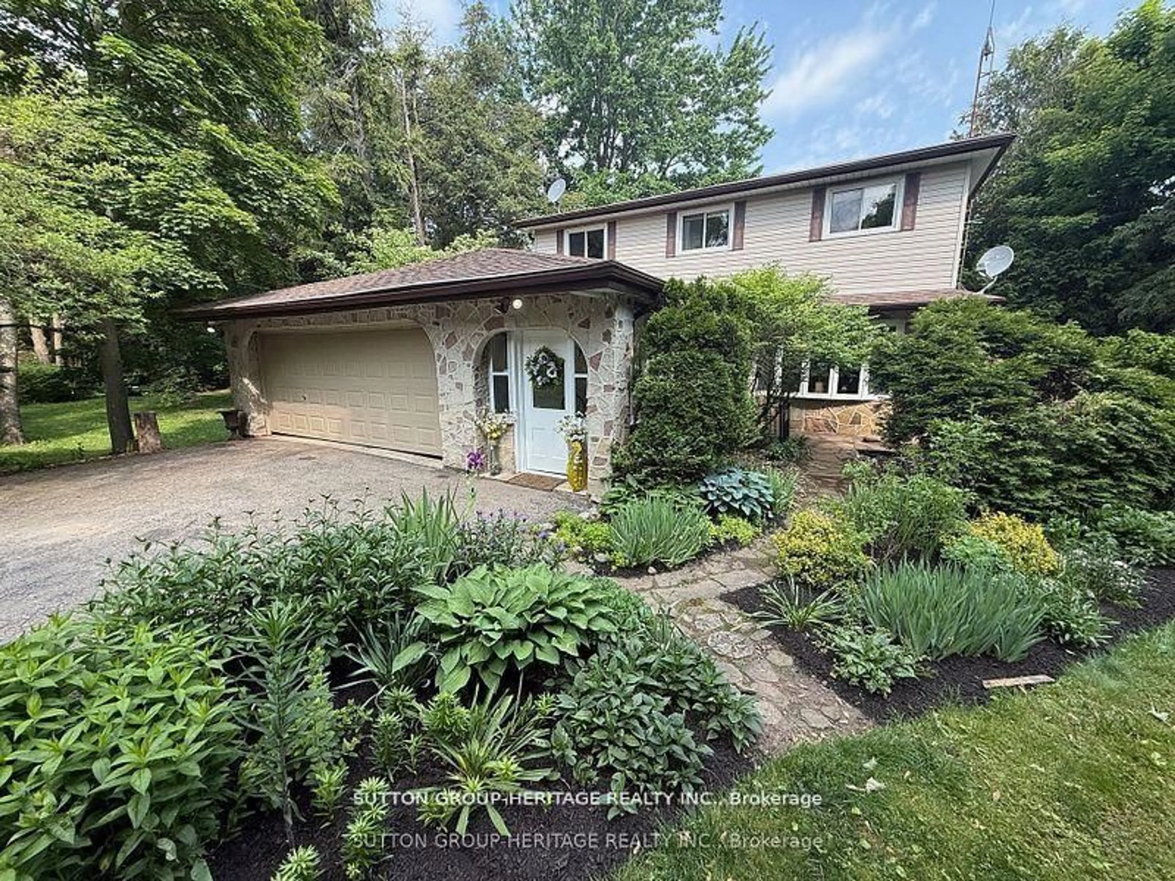 A pic from outside/outdoor area/front of a property/back of a property/a pic from drone, street for 2766 Highpoint Sdrd, Caledon Ontario L7K 0J1