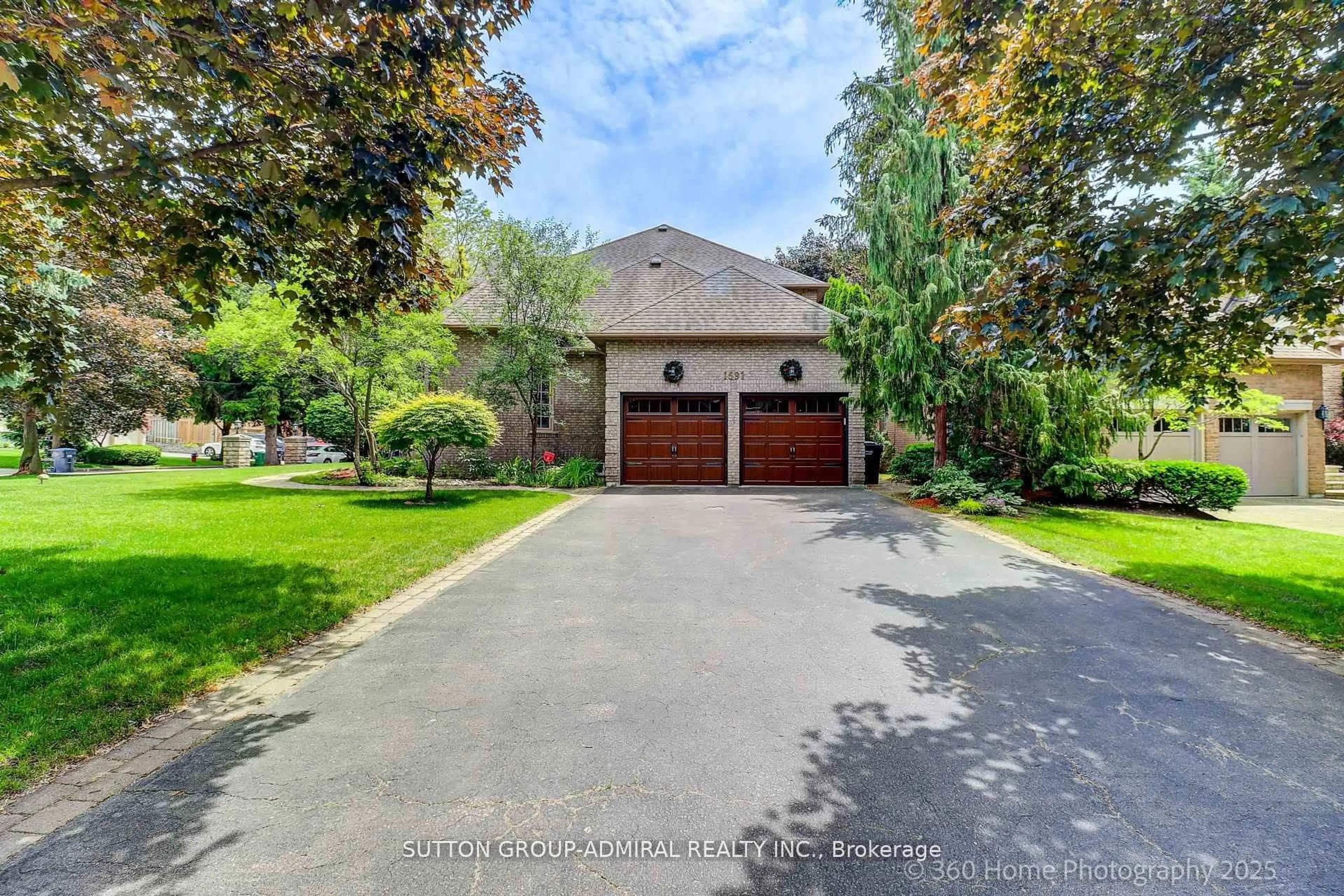 A pic from outside/outdoor area/front of a property/back of a property/a pic from drone, street for 1591 Hampshire Cres, Mississauga Ontario L5G 4S9